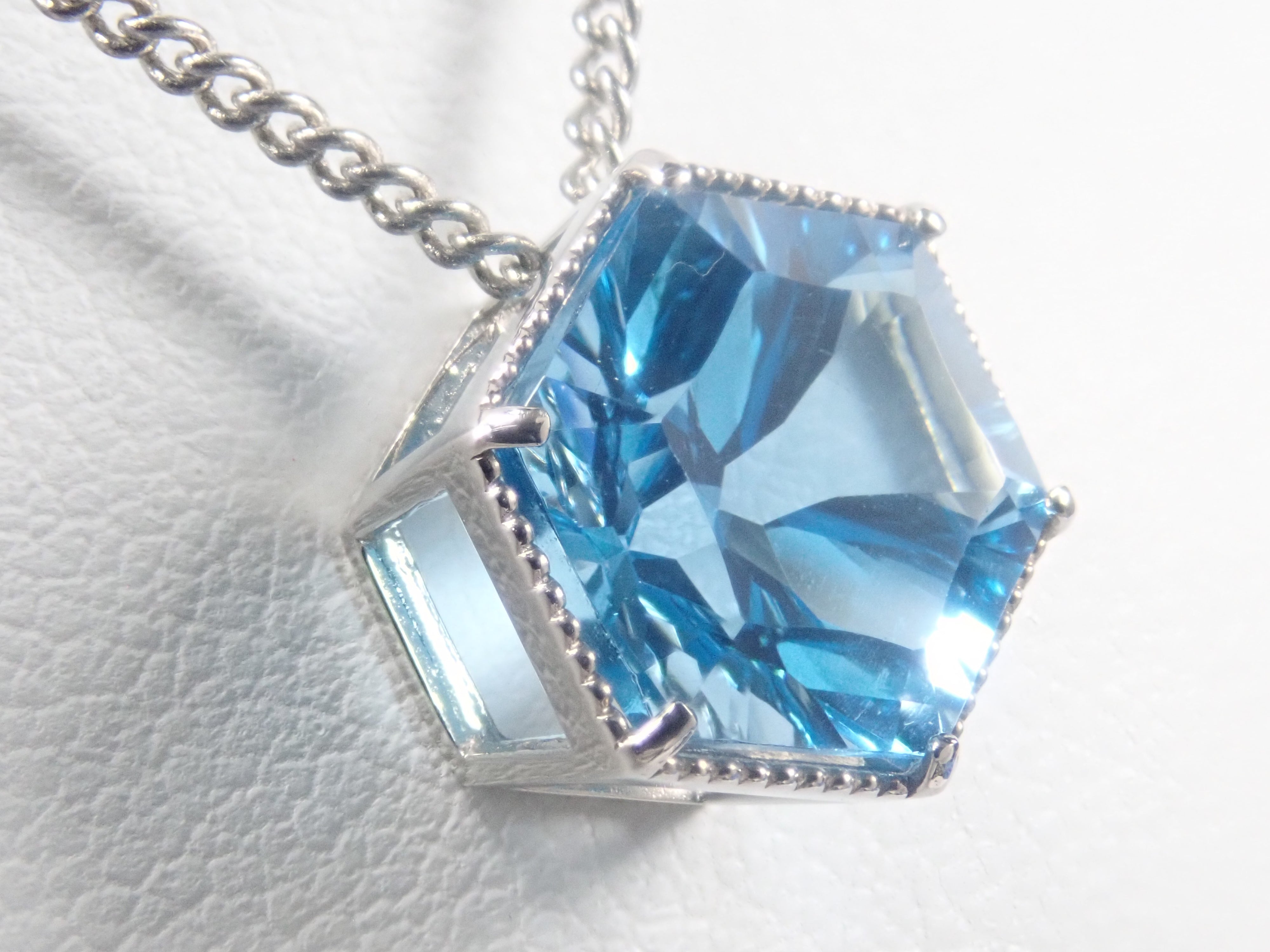 【22602571掲載】【カラフリ】Pt950 スイスブルートパーズ 3.5ct ペンダントトップ（ネックレストップ）