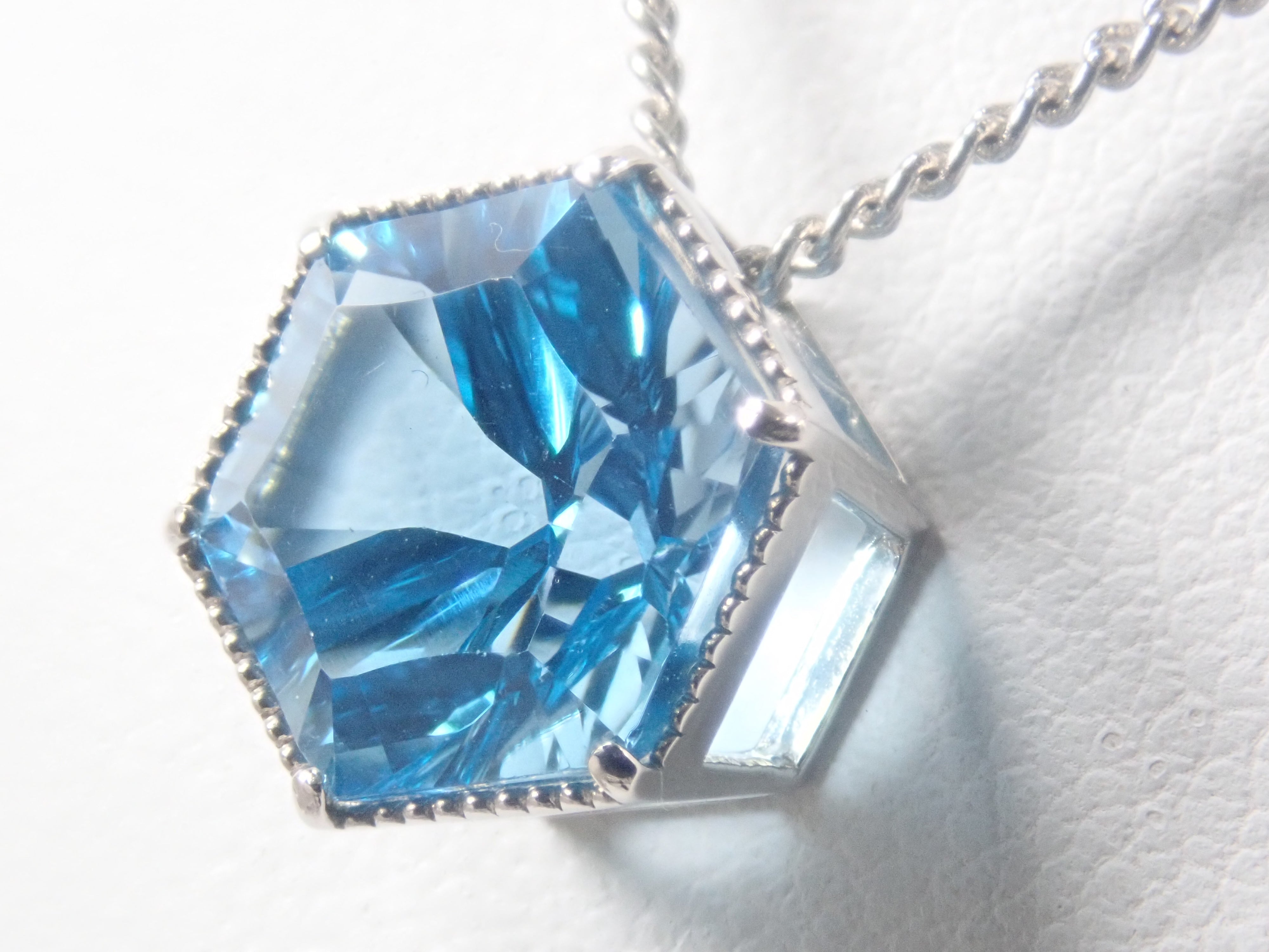 Pt950 スイスブルートパーズ 3.5ct ペンダントトップ（ネックレス