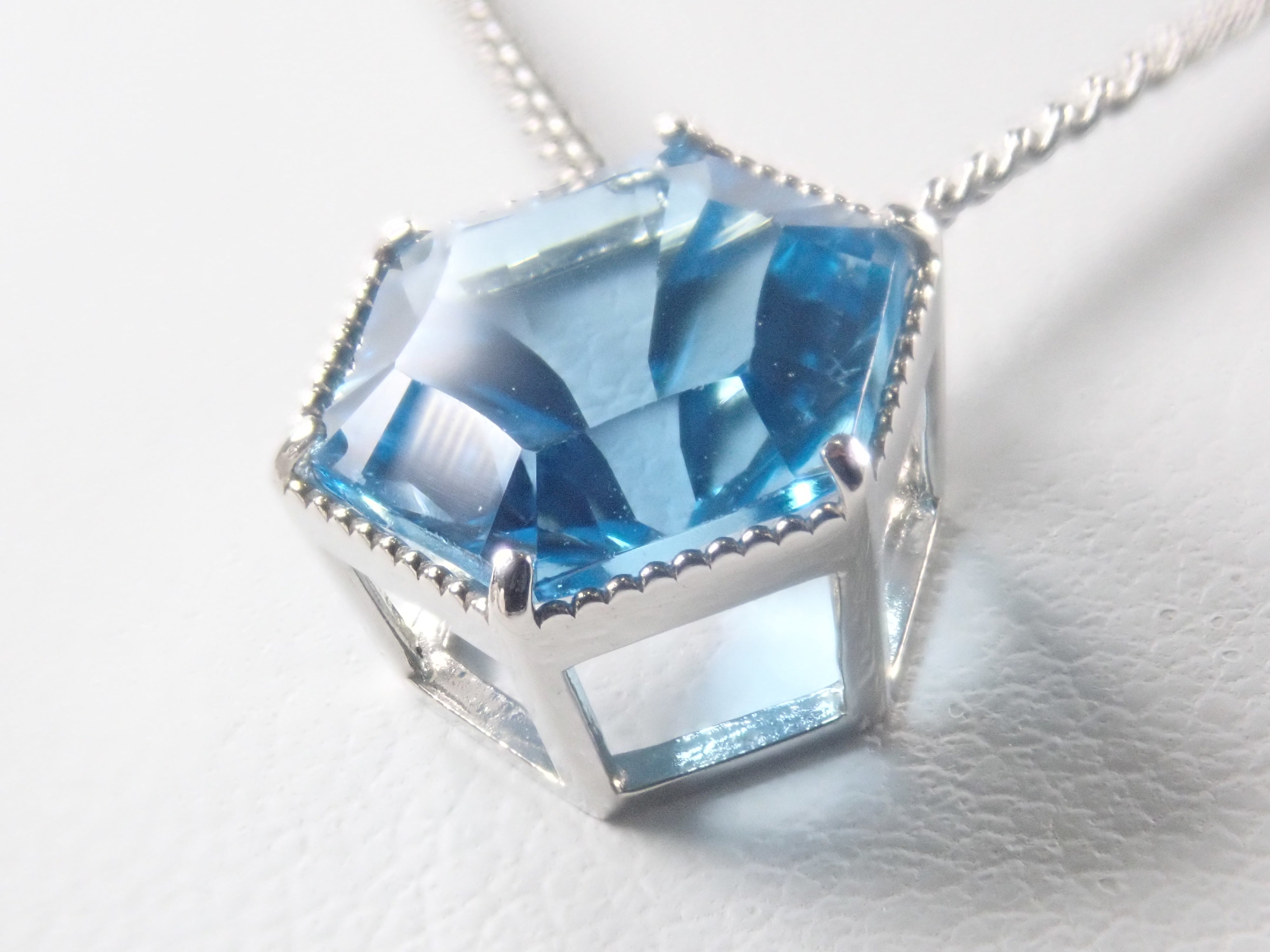 【22602571掲載】【カラフリ】Pt950 スイスブルートパーズ 3.5ct ペンダントトップ（ネックレストップ）