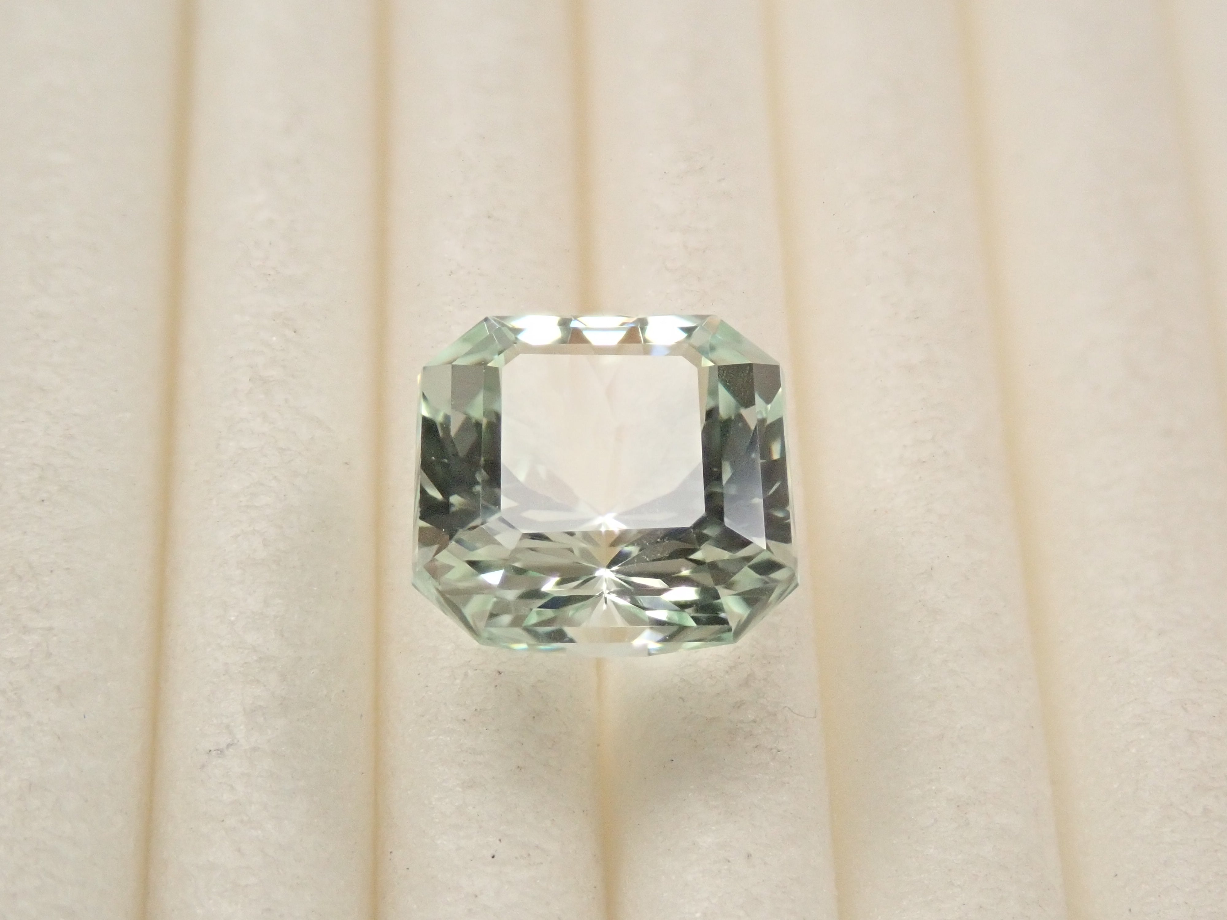 ブラジル産グリーン・スポジュメン 1.943ctルース