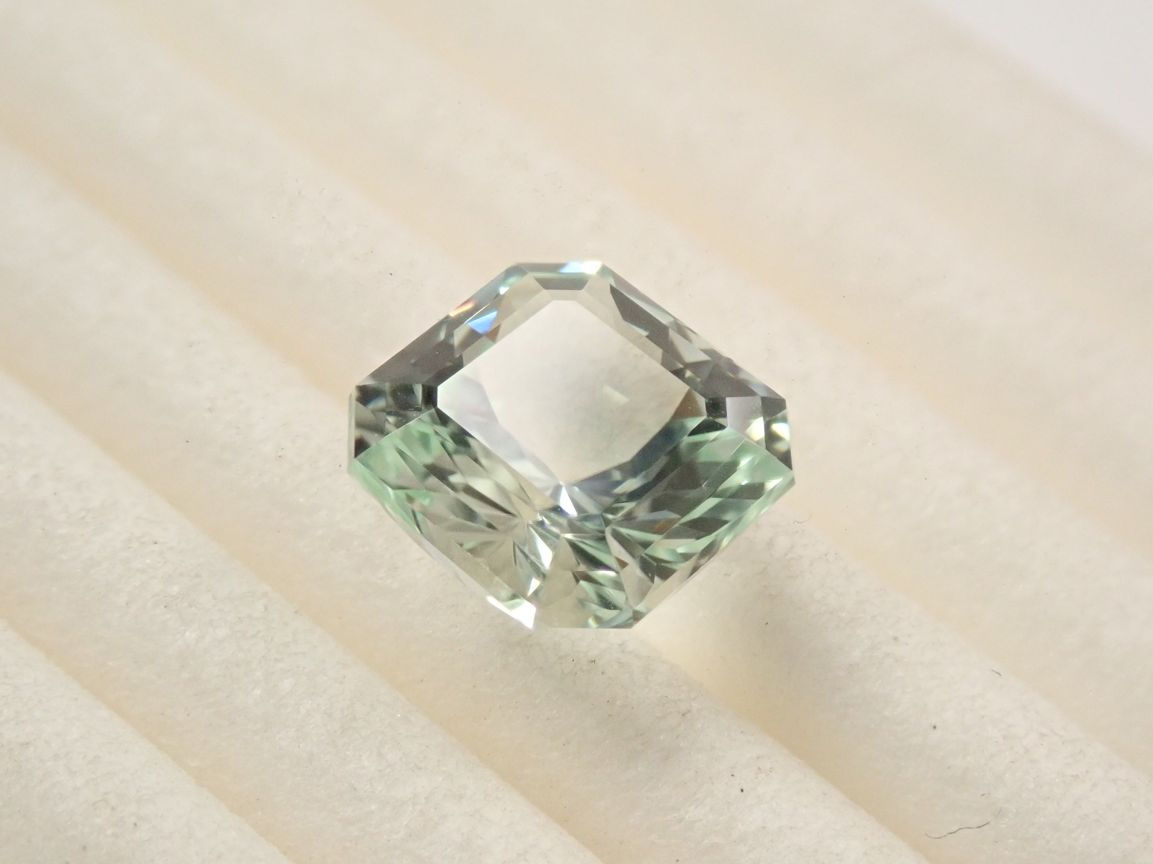 ブラジル産グリーン・スポジュメン 1.943ctルース