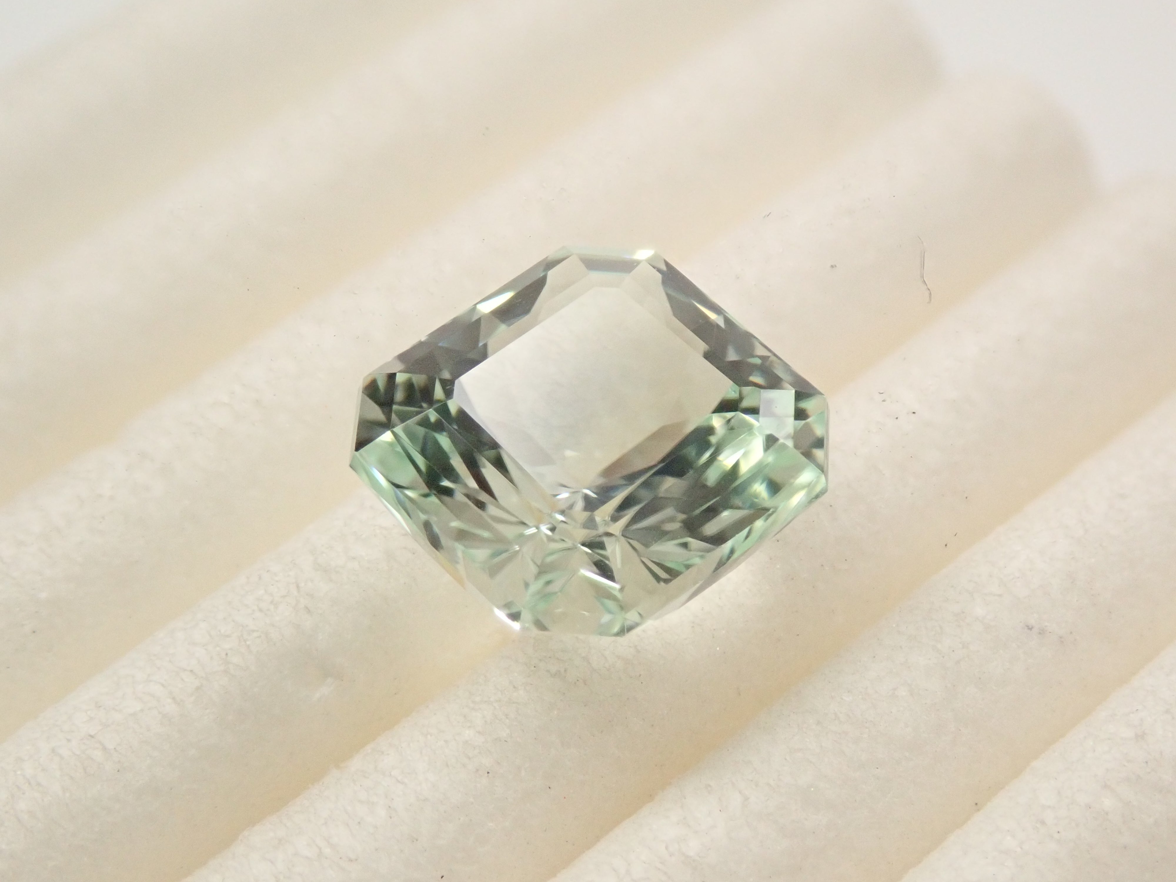 ブラジル産グリーン・スポジュメン 1.943ctルース