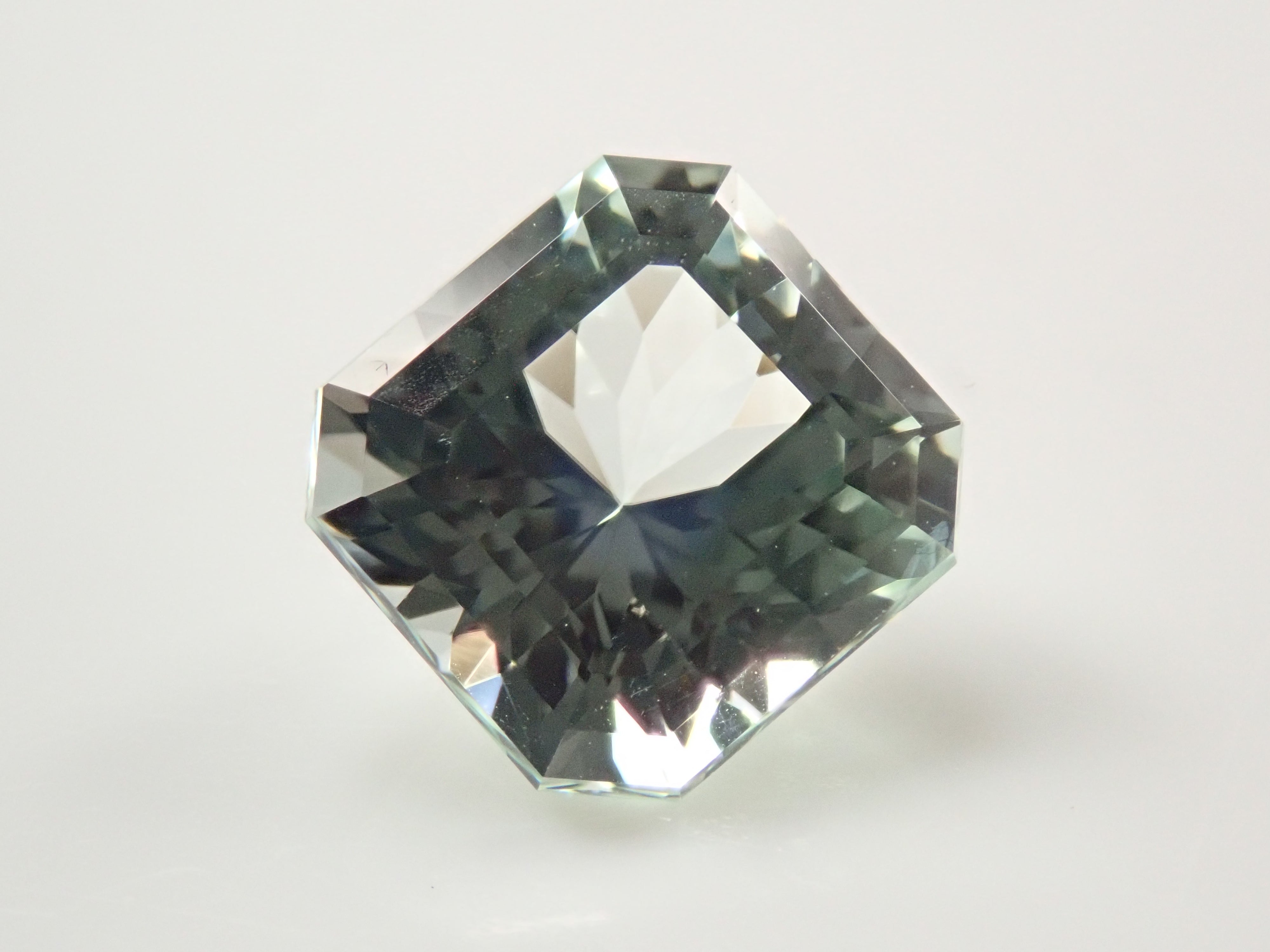 ブラジル産グリーン・スポジュメン 1.943ctルース