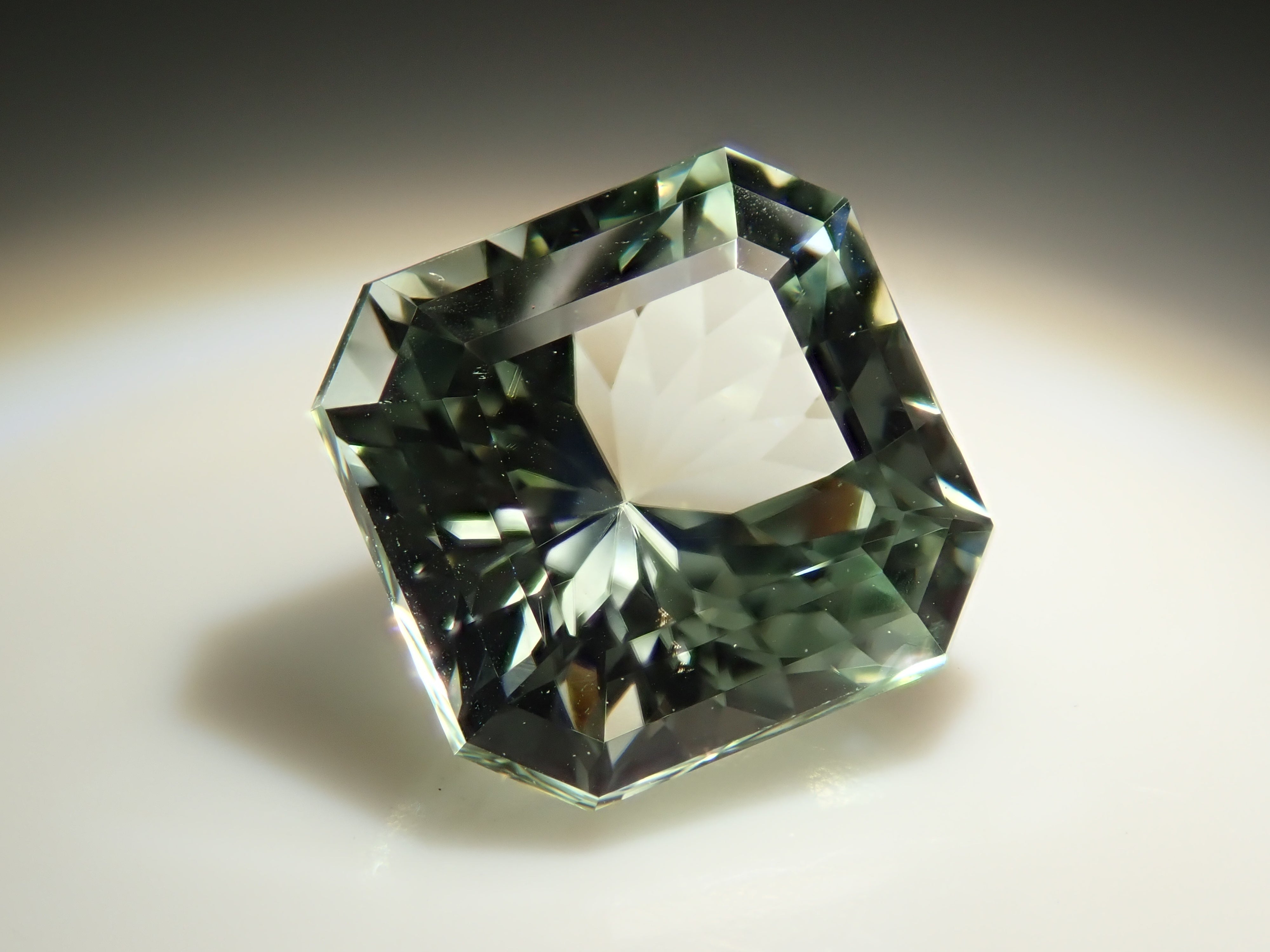 ブラジル産グリーン・スポジュメン 1.943ctルース