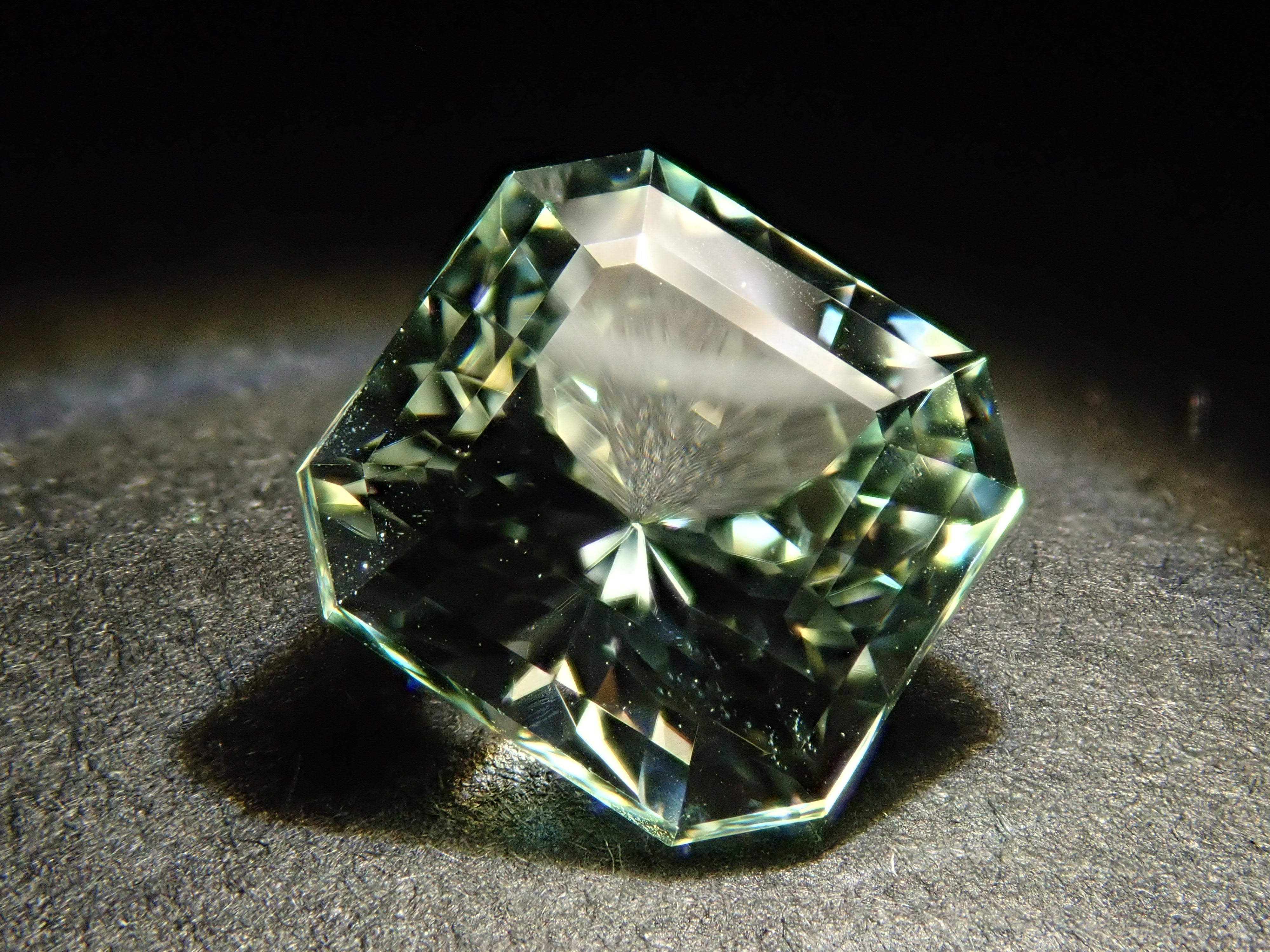 ブラジル産グリーン・スポジュメン 1.943ctルース