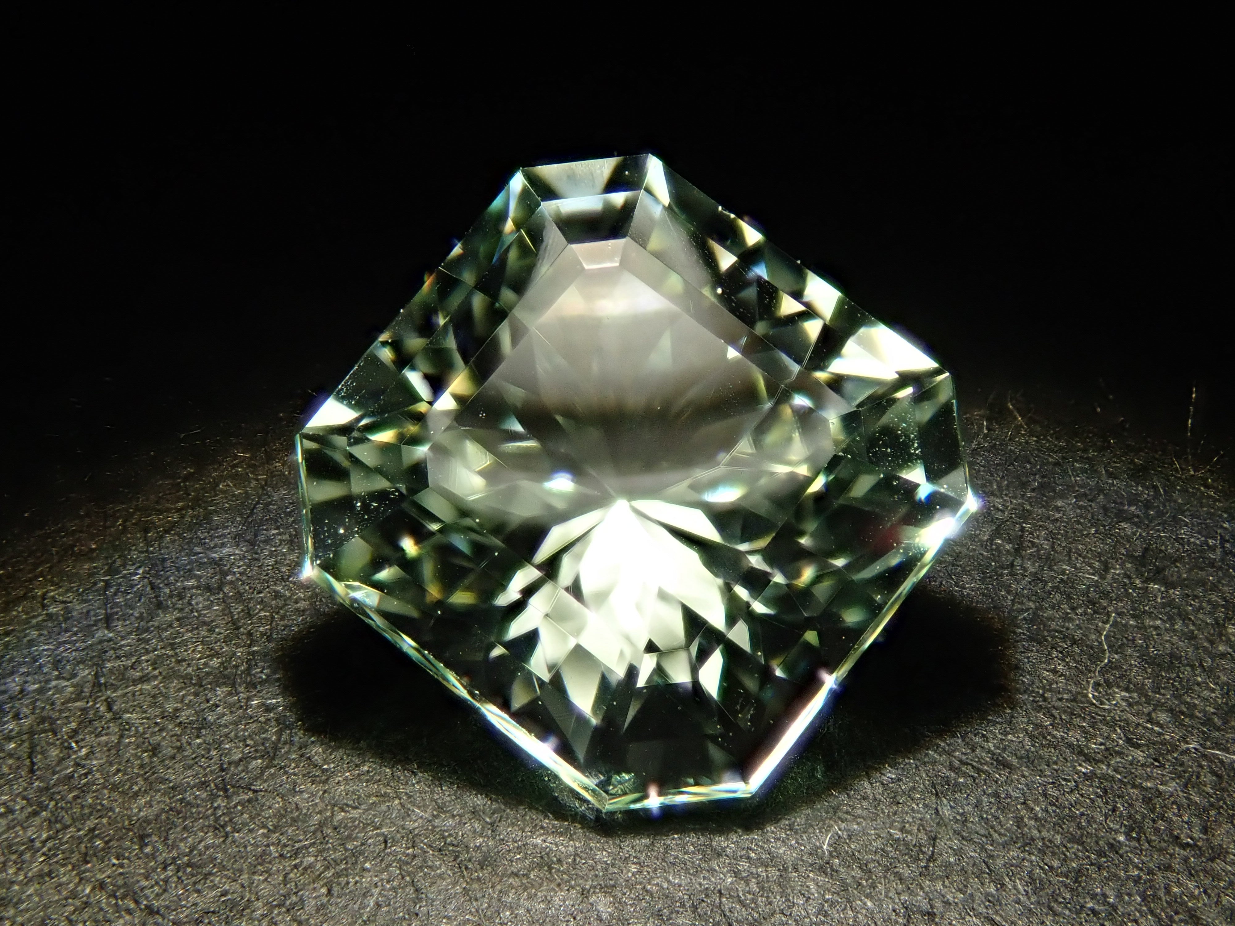 ブラジル産グリーン・スポジュメン 1.943ctルース