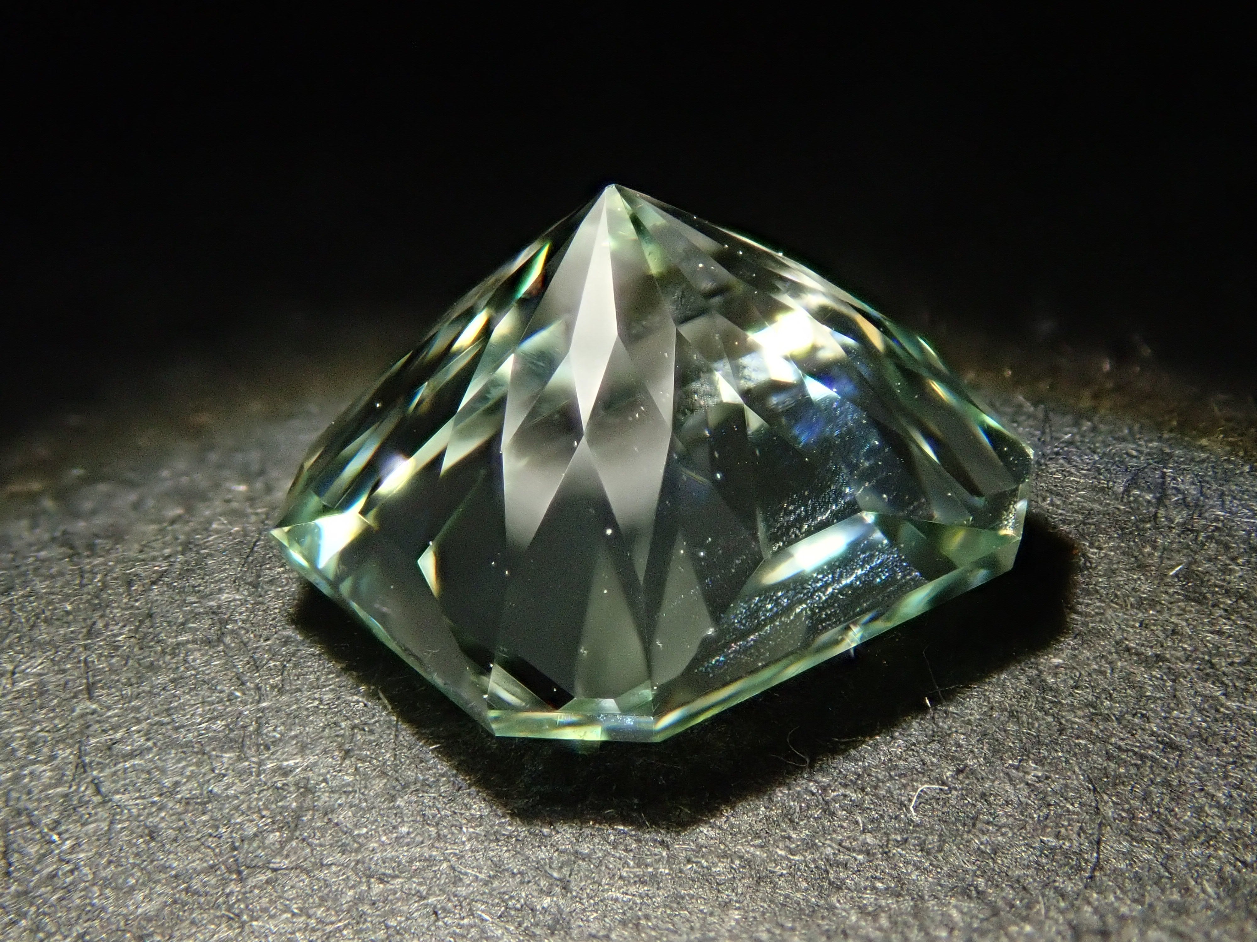 ブラジル産グリーン・スポジュメン 1.943ctルース