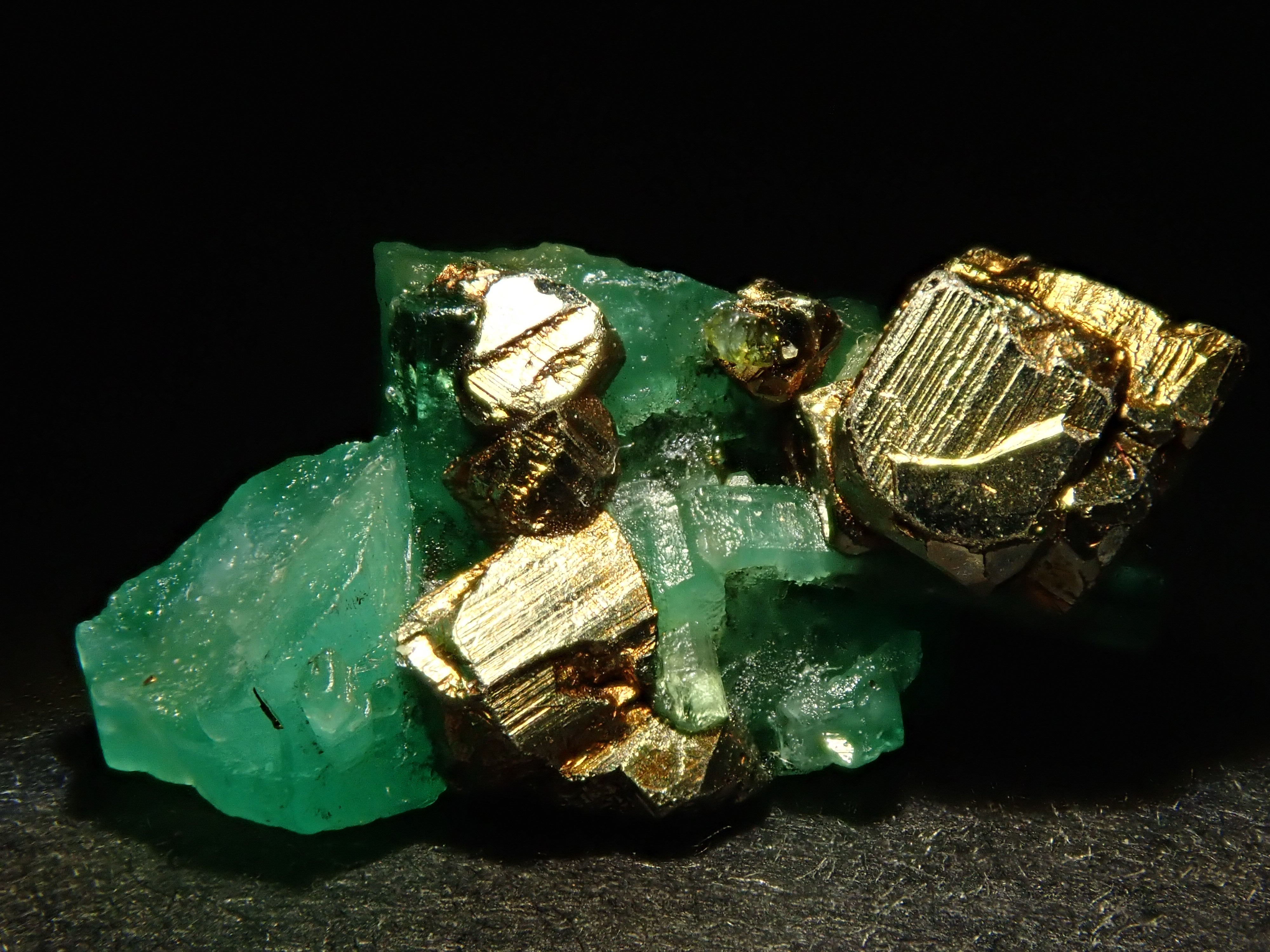 Colombian emerald with pyrite 5.031ct rough stone