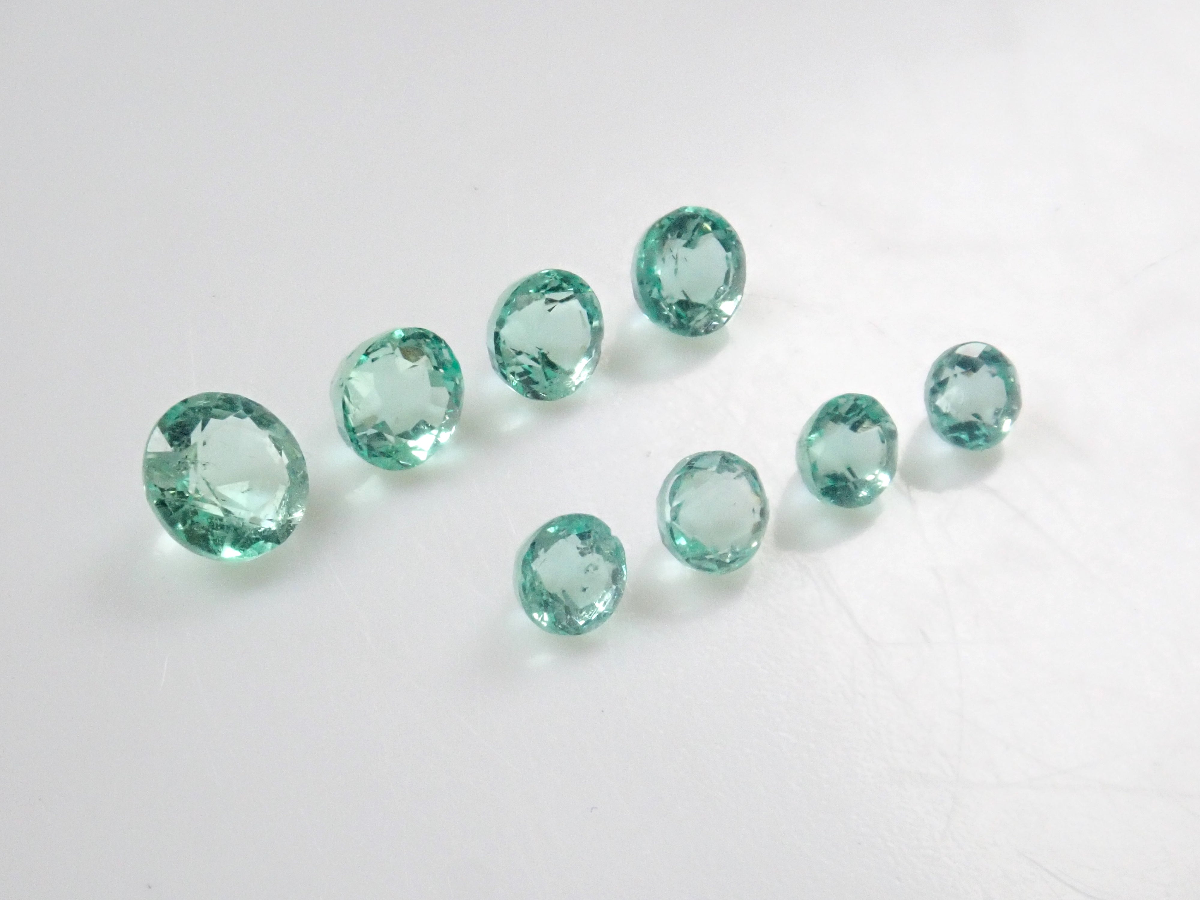 《Only one left》Colombian mint color emerald 1 loose stone《Multiple purchase discounts available》