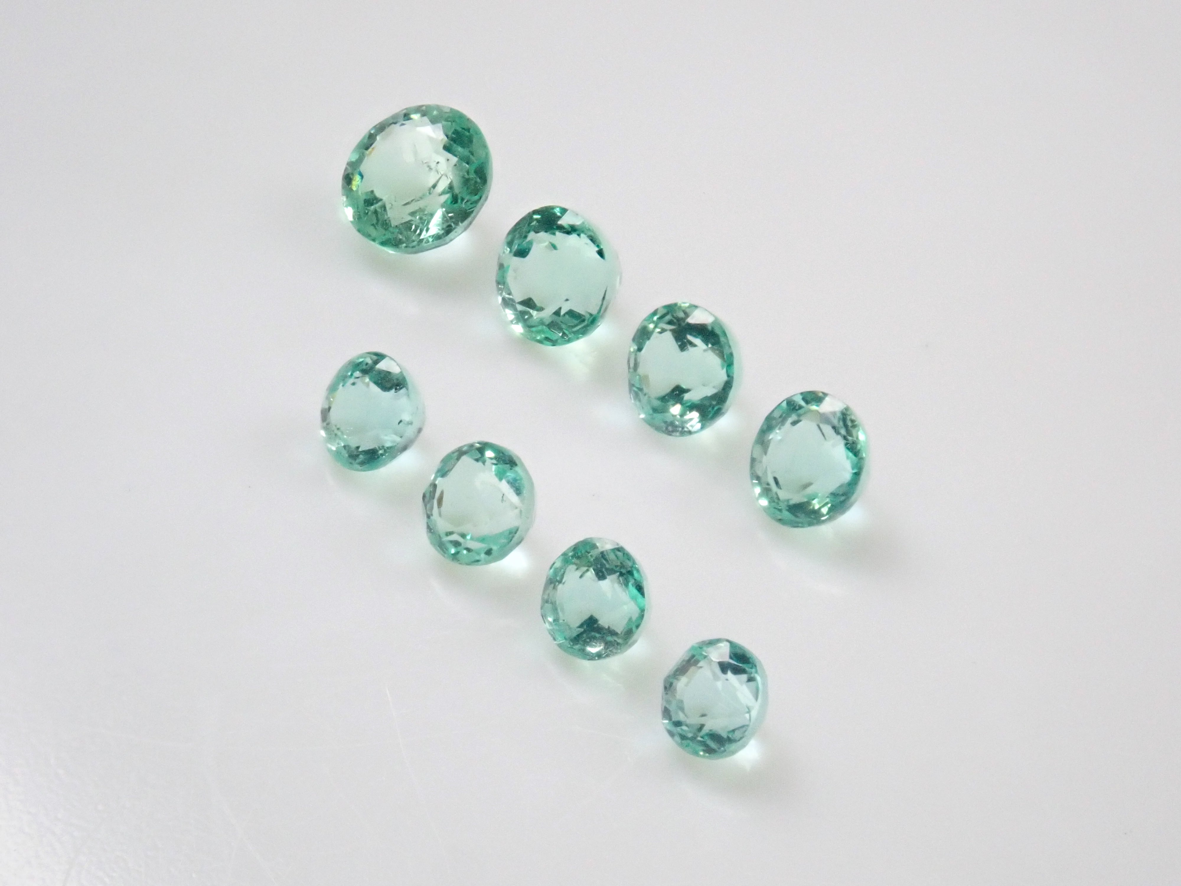 《Only one left》Colombian mint color emerald 1 loose stone《Multiple purchase discounts available》