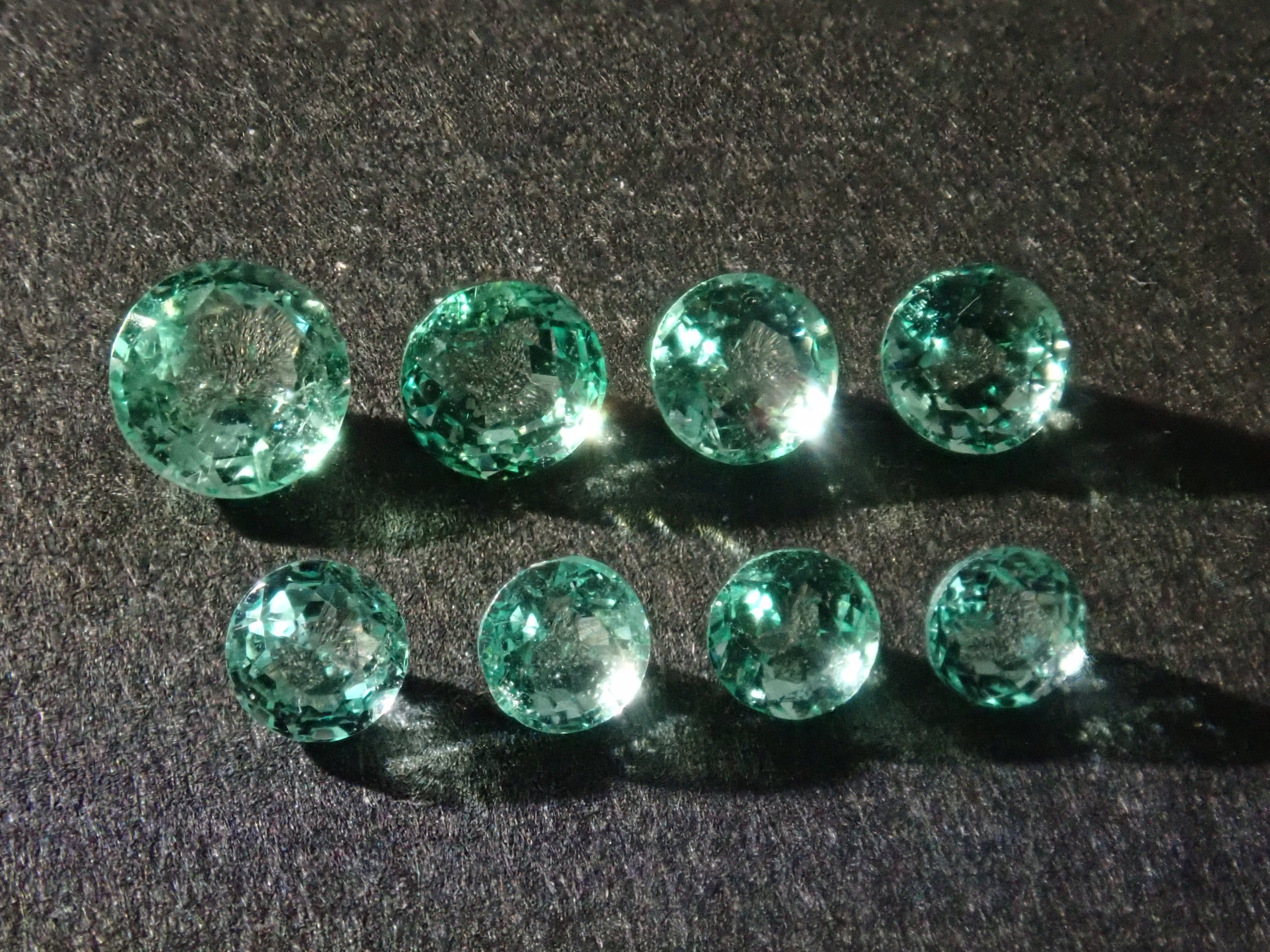 《Only one left》Colombian mint color emerald 1 loose stone《Multiple purchase discounts available》