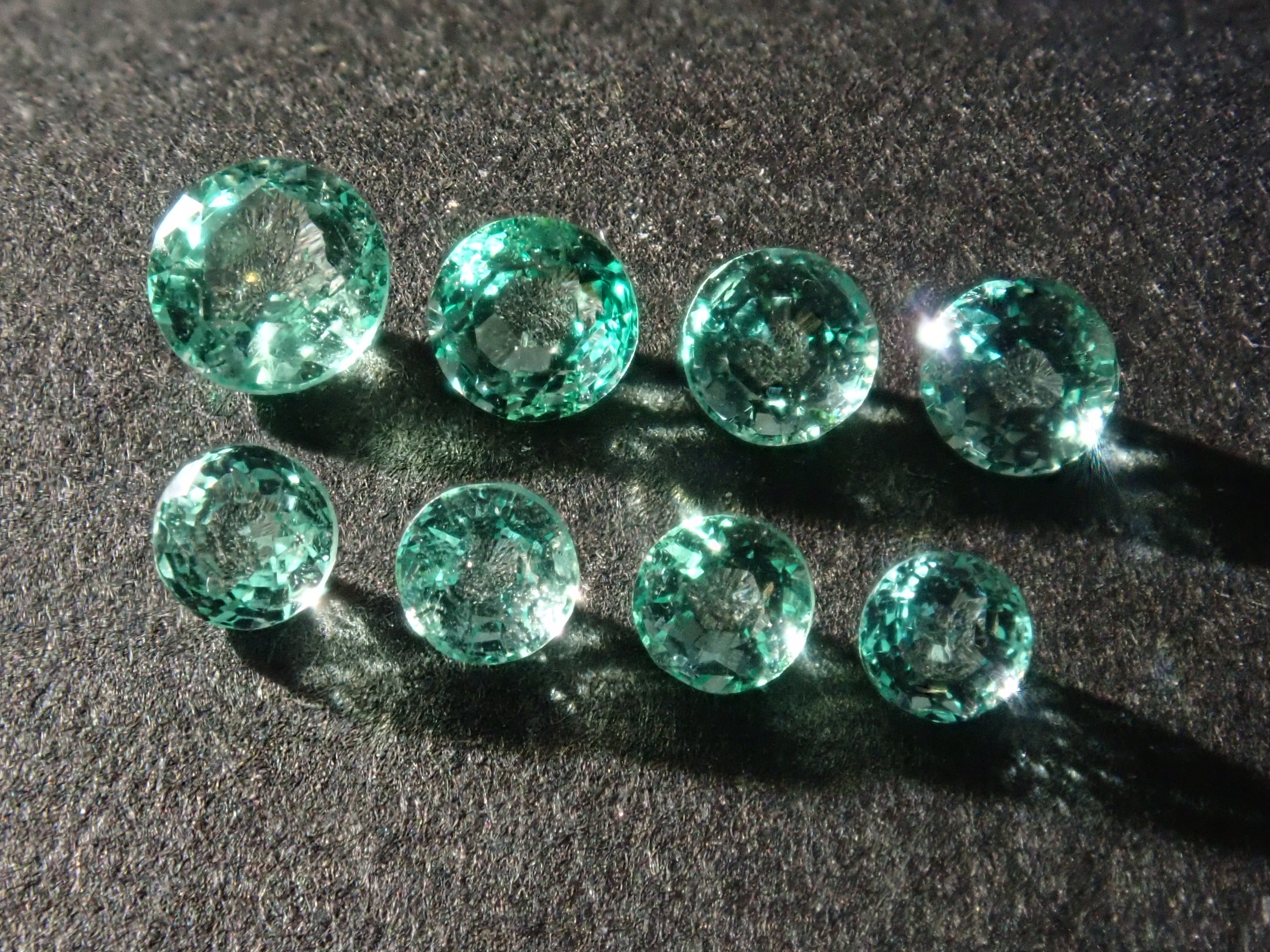 《Only one left》Colombian mint color emerald 1 loose stone《Multiple purchase discounts available》