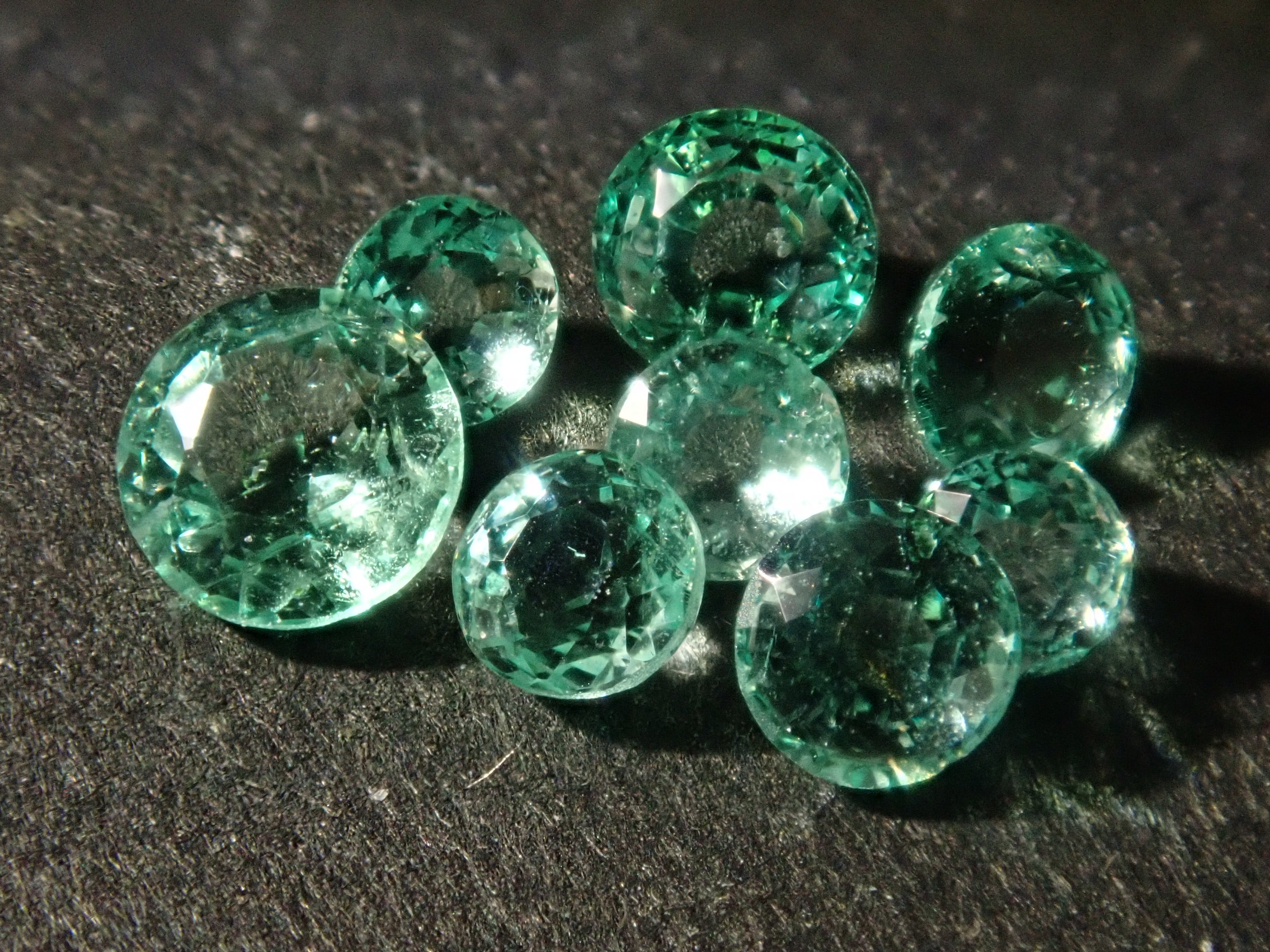 《Only one left》Colombian mint color emerald 1 loose stone《Multiple purchase discounts available》