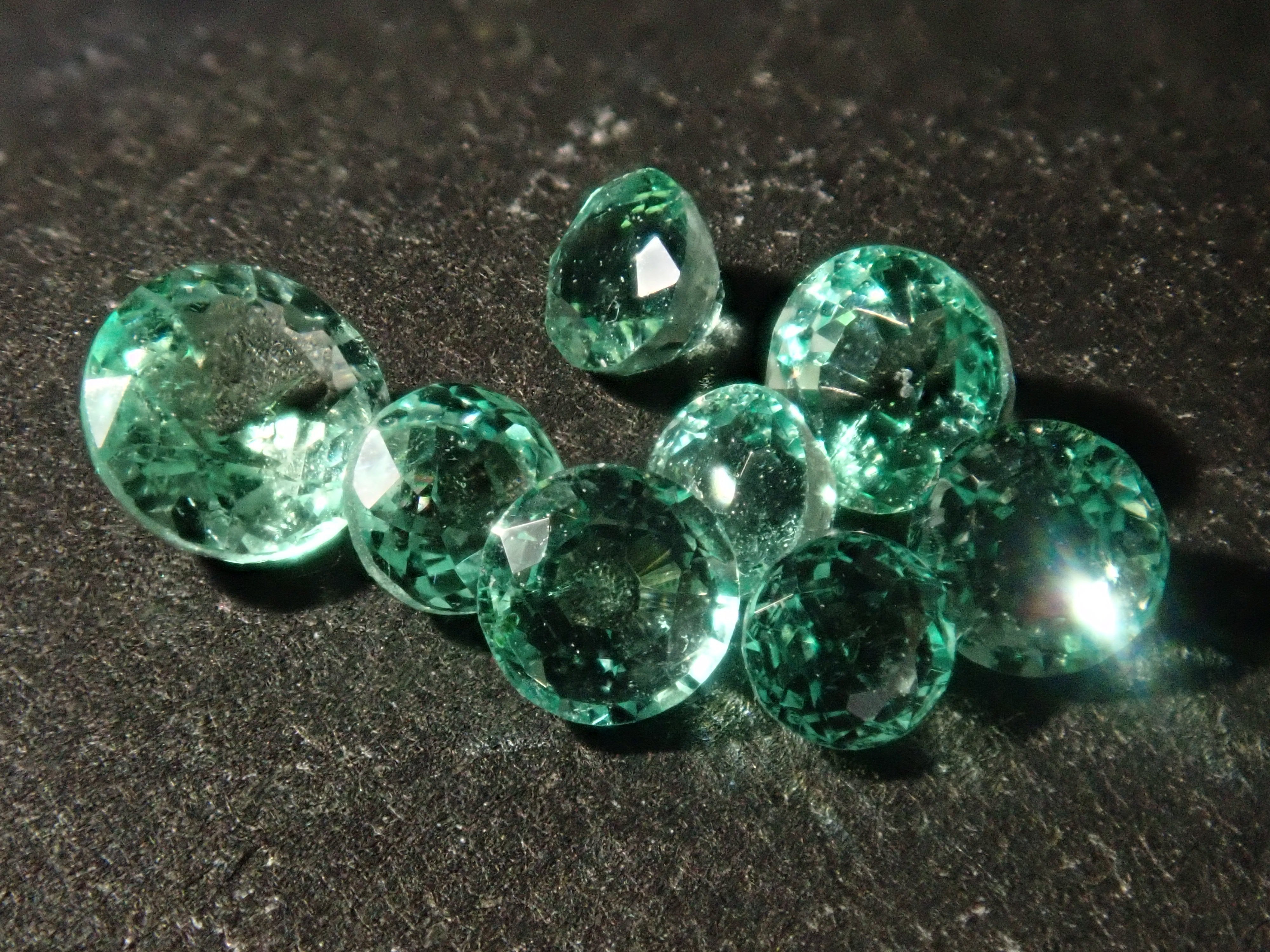 《Only one left》Colombian mint color emerald 1 loose stone《Multiple purchase discounts available》