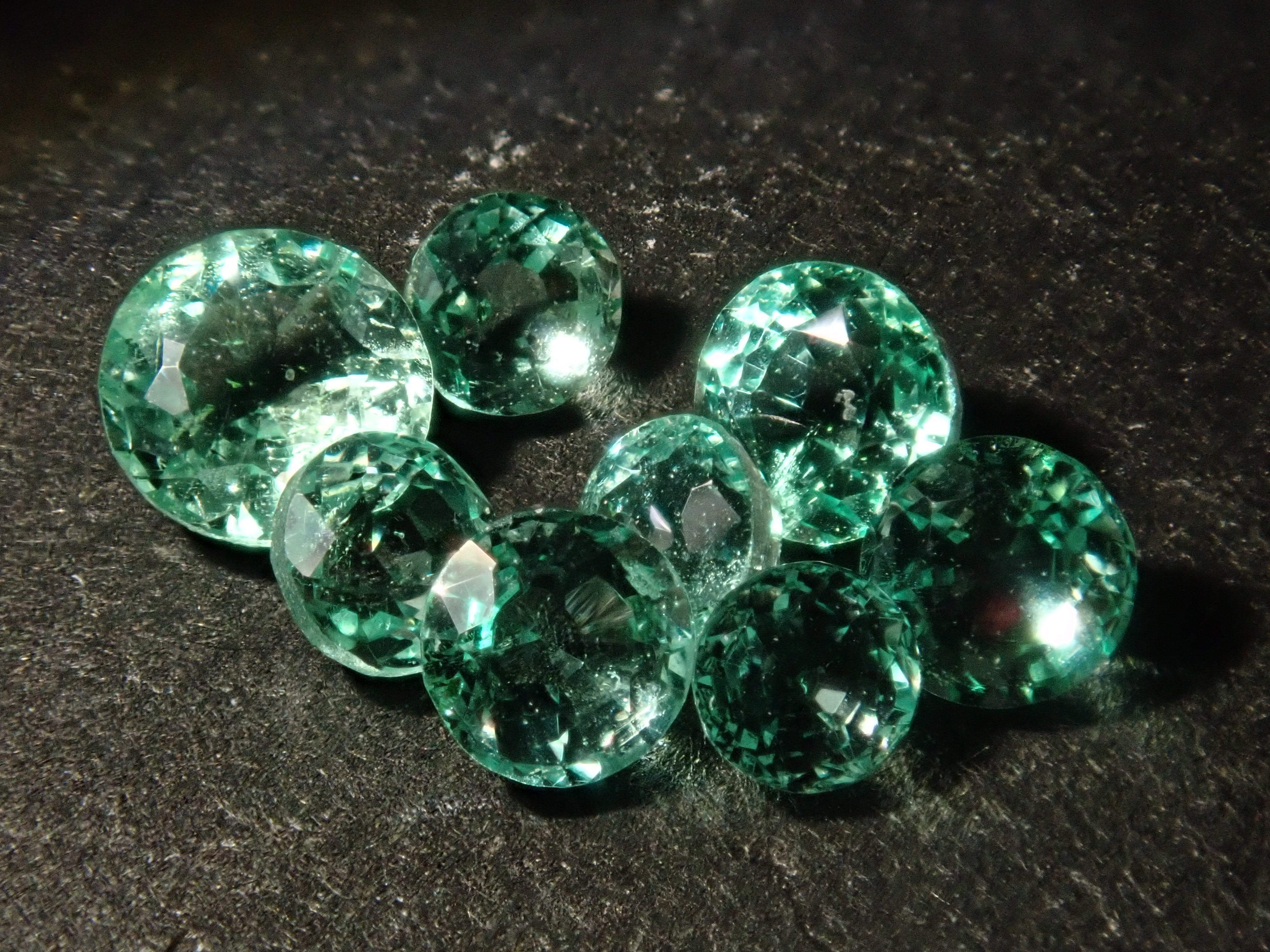 《Only one left》Colombian mint color emerald 1 loose stone《Multiple purchase discounts available》