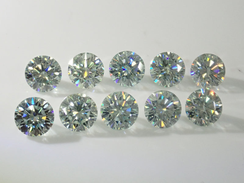 [On sale from 10pm on 5/18] {Limited to 10 stones} Synthetic moissanite 1 loose stone (8mm, round cut, light blue) {Multiple purchase discounts available}