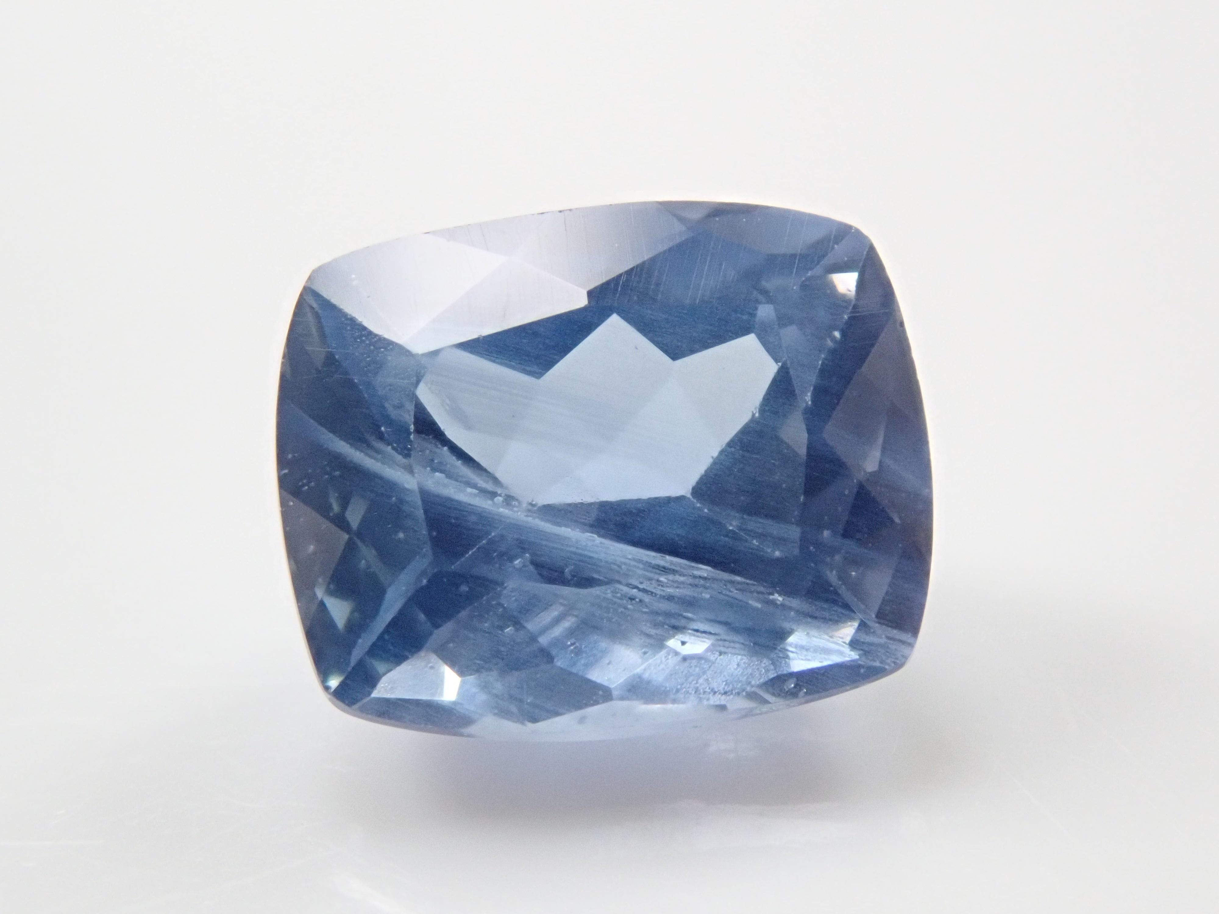 ジンバブエ産ブルーアパタイト（UVタイプ） 1.189ctルース