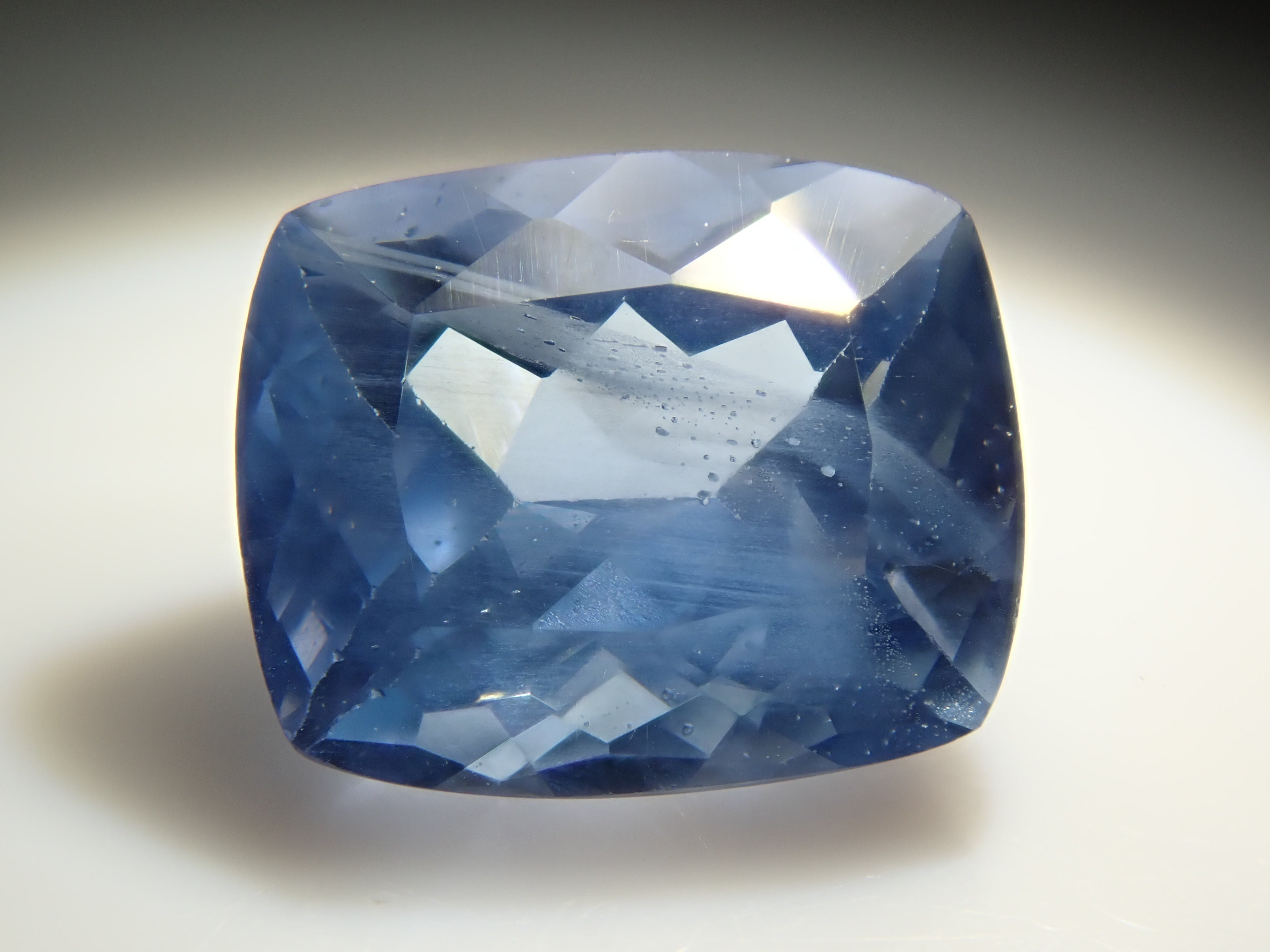 ジンバブエ産ブルーアパタイト（UVタイプ） 1.189ctルース