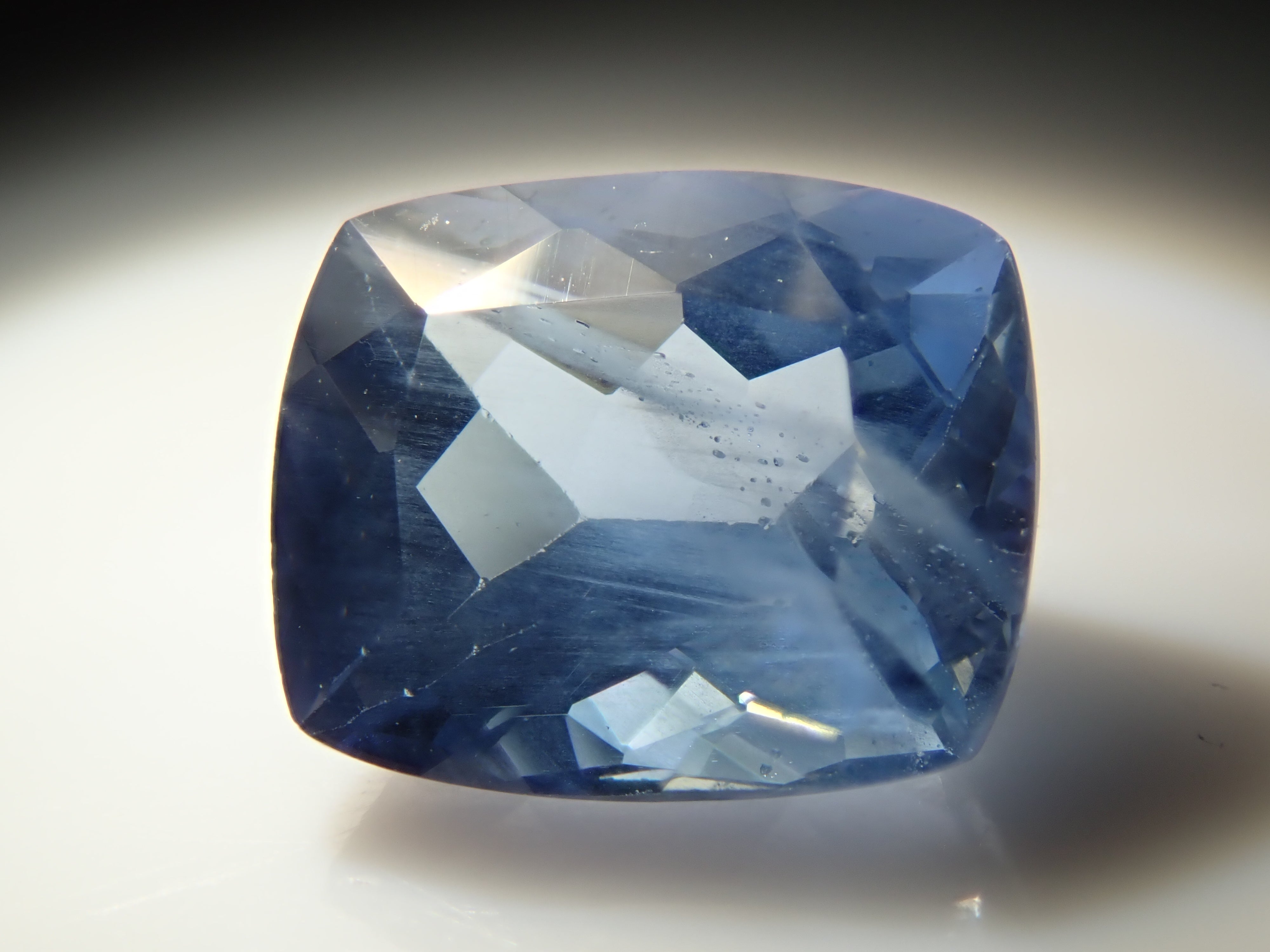 ジンバブエ産ブルーアパタイト（UVタイプ） 1.189ctルース