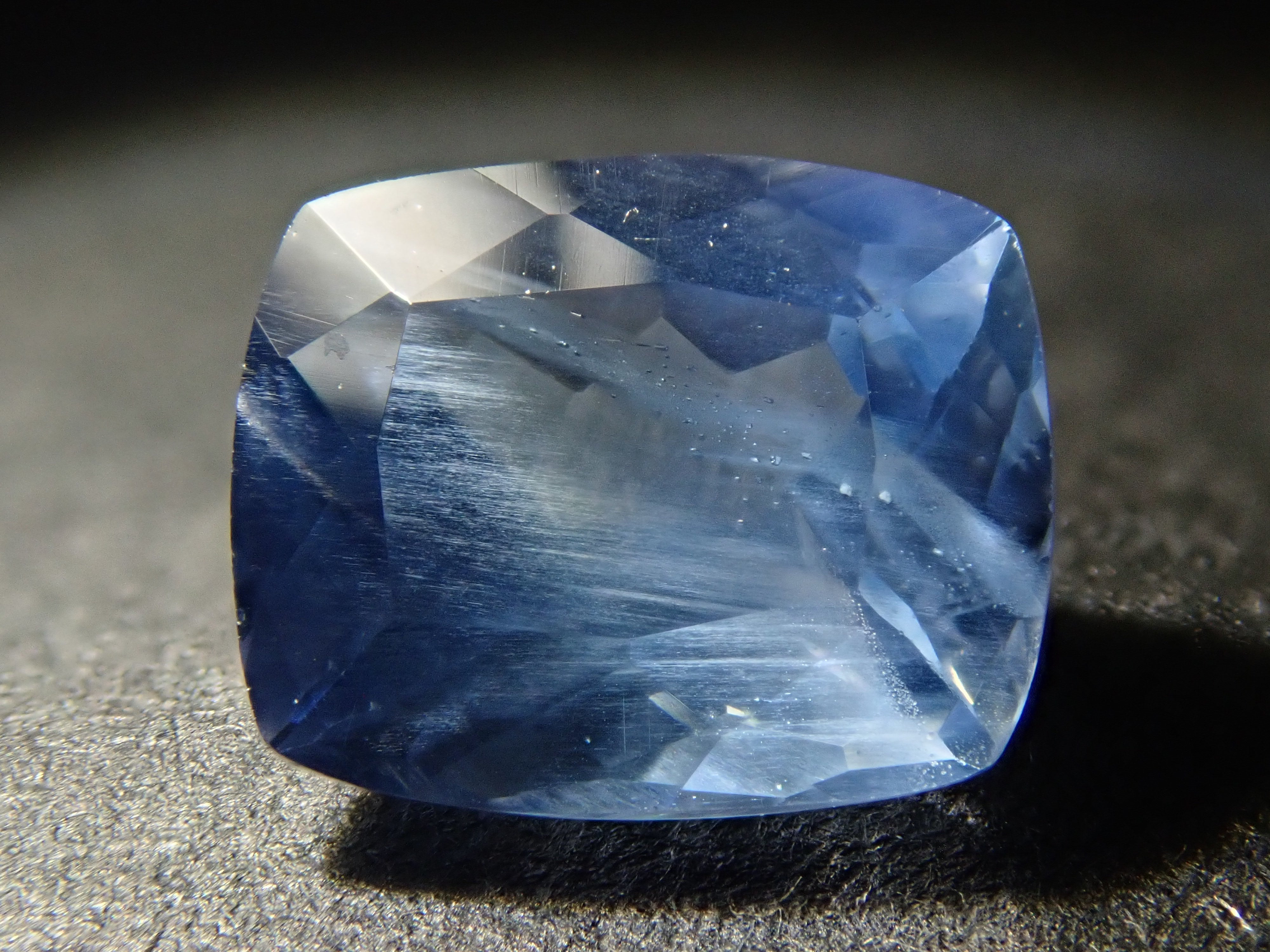 ジンバブエ産ブルーアパタイト（UVタイプ） 1.189ctルース