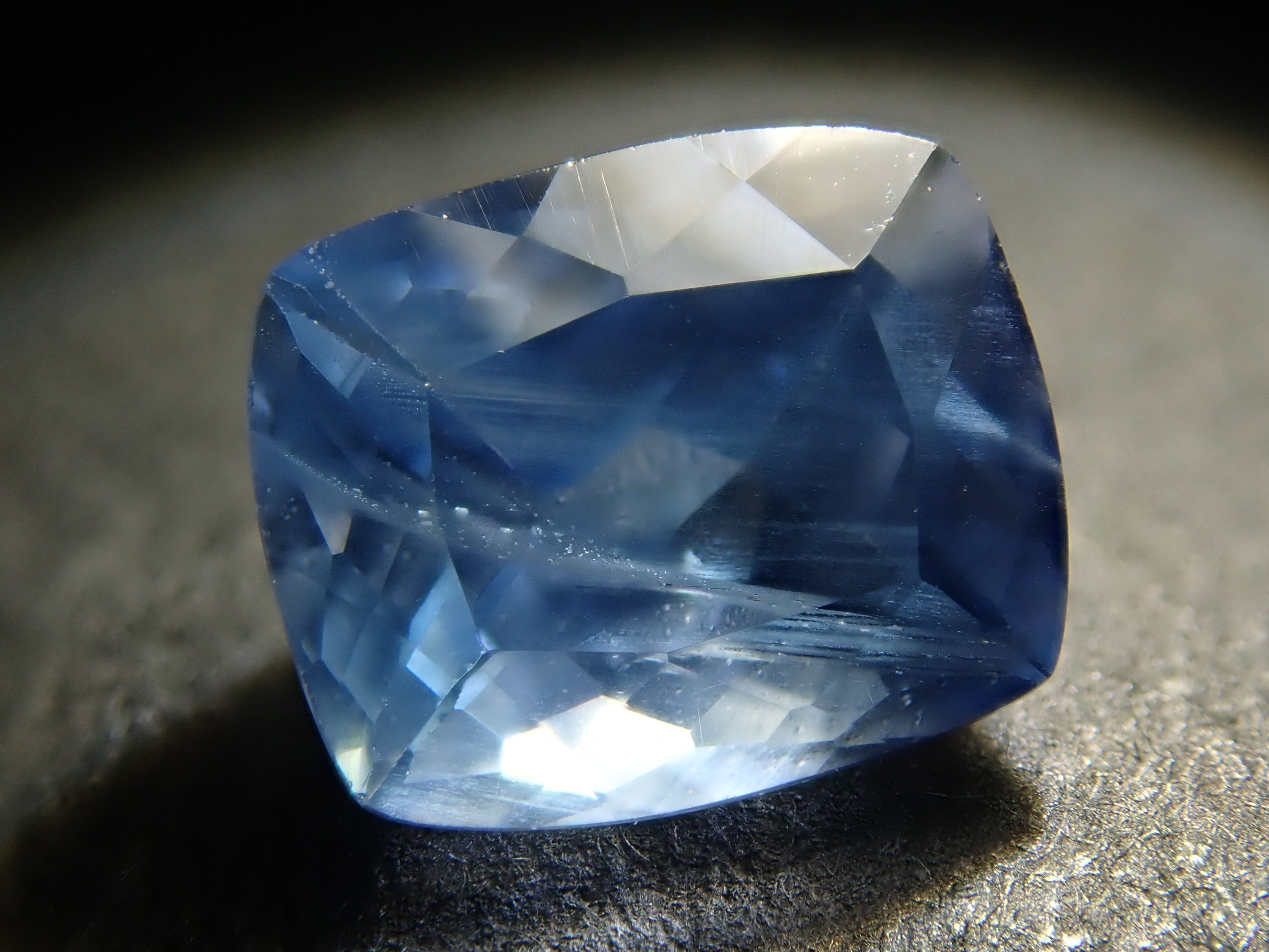 ジンバブエ産ブルーアパタイト（UVタイプ） 1.189ctルース