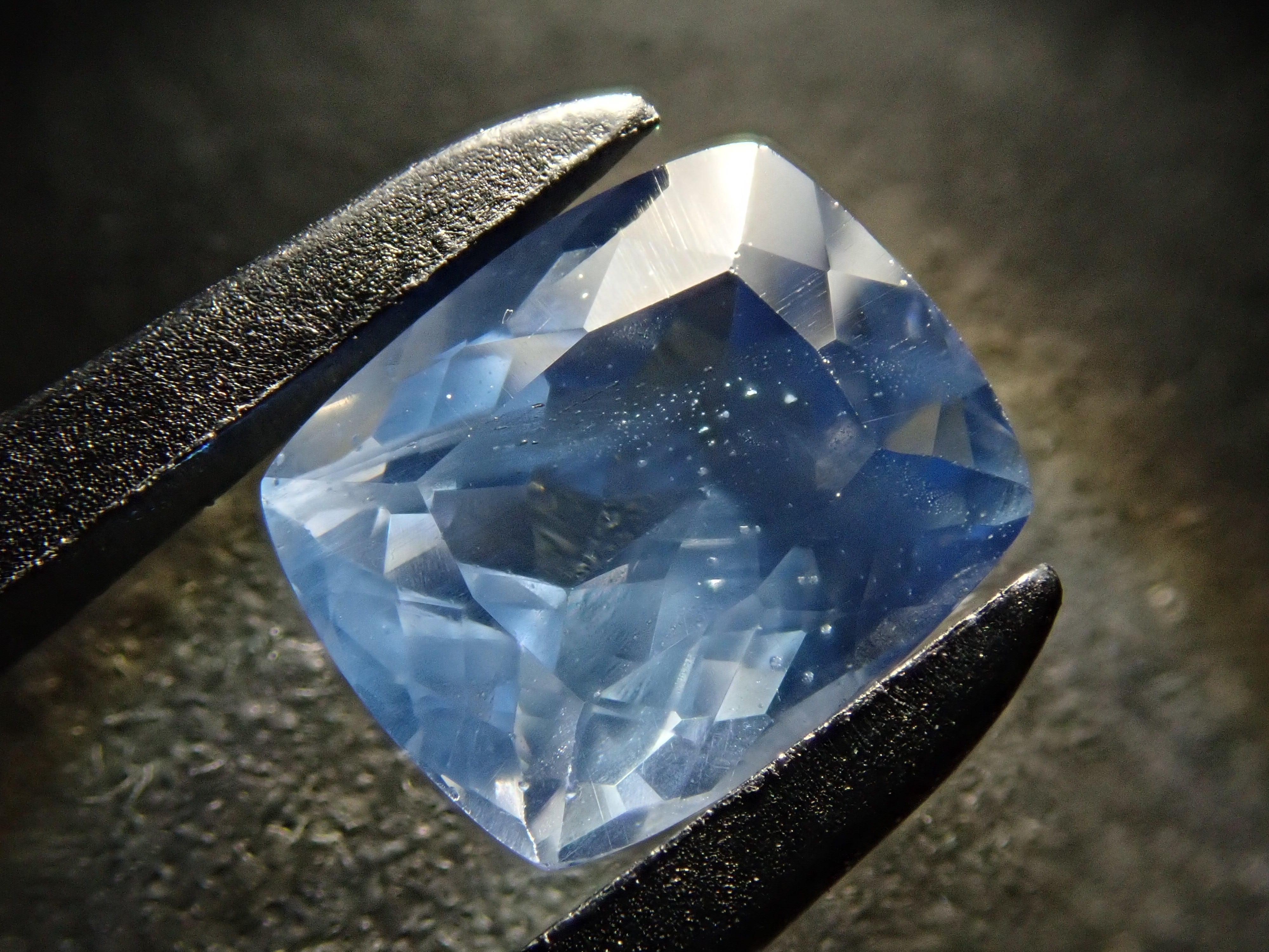 ジンバブエ産ブルーアパタイト（UVタイプ） 1.189ctルース