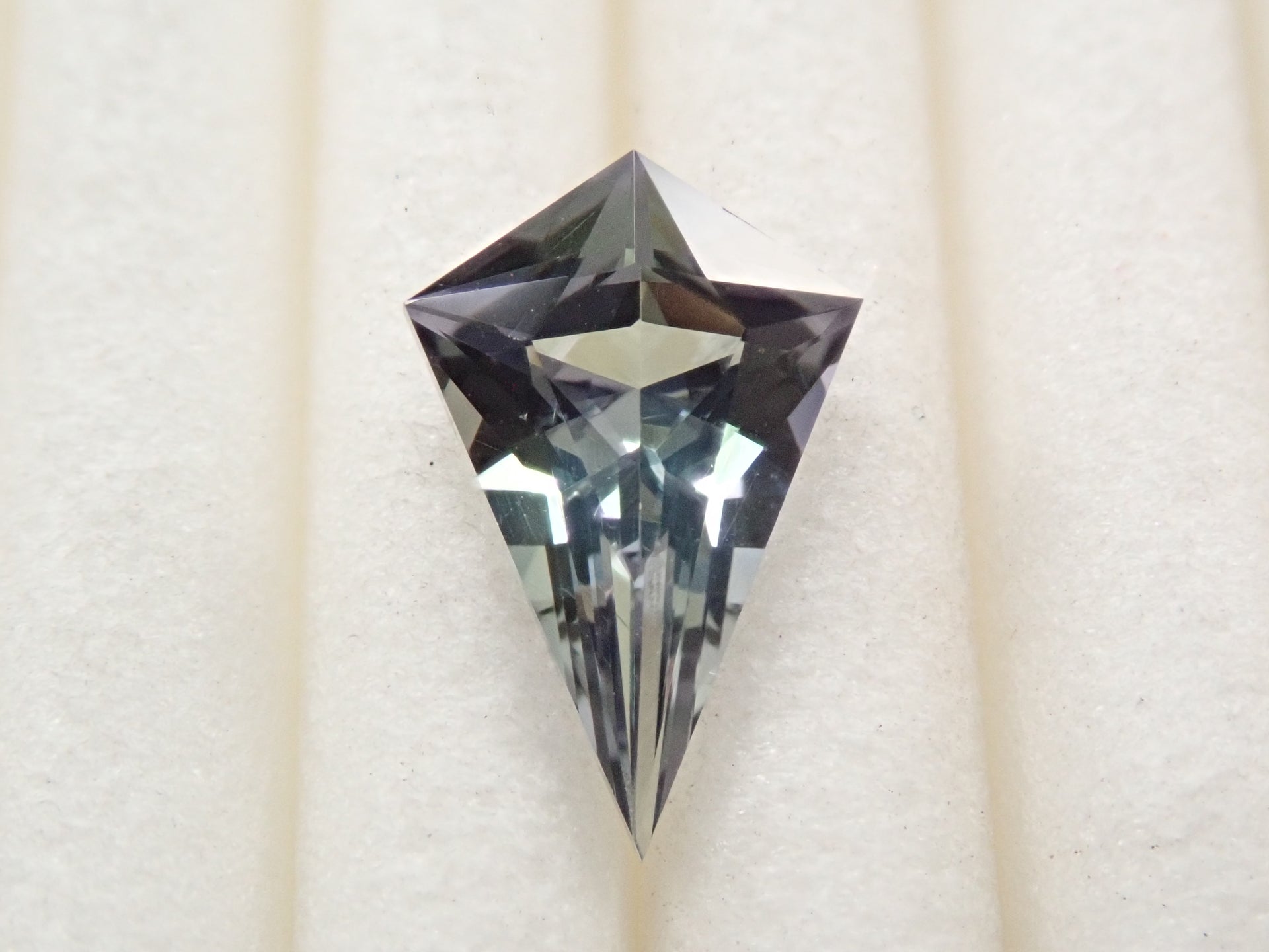グリーン•ゾイサイト(ソ付き) 0.864ct （グリーンゾイサイト 0.709ct 