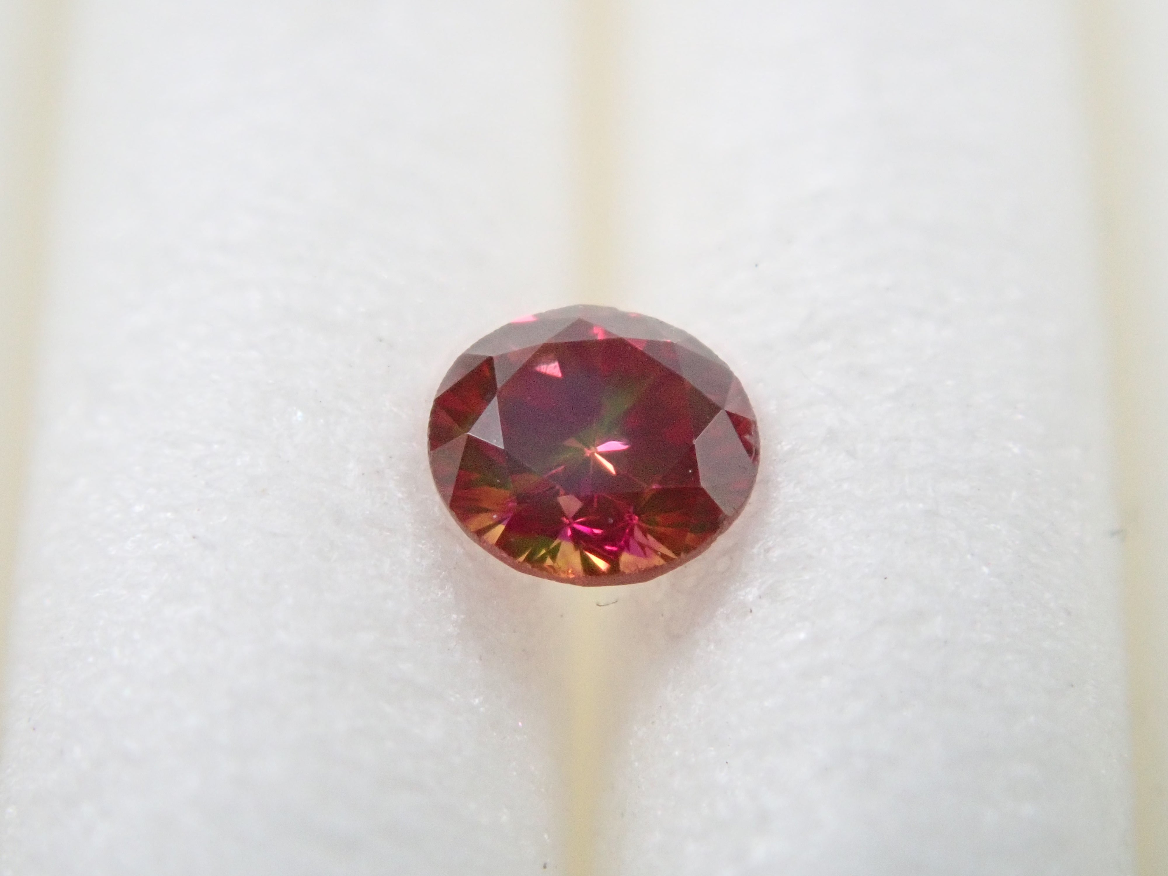 【32501458掲載】レッドダイヤモンド（トリートメント） 0.065ctルース(FANCY PURPLISH RED, VS2)