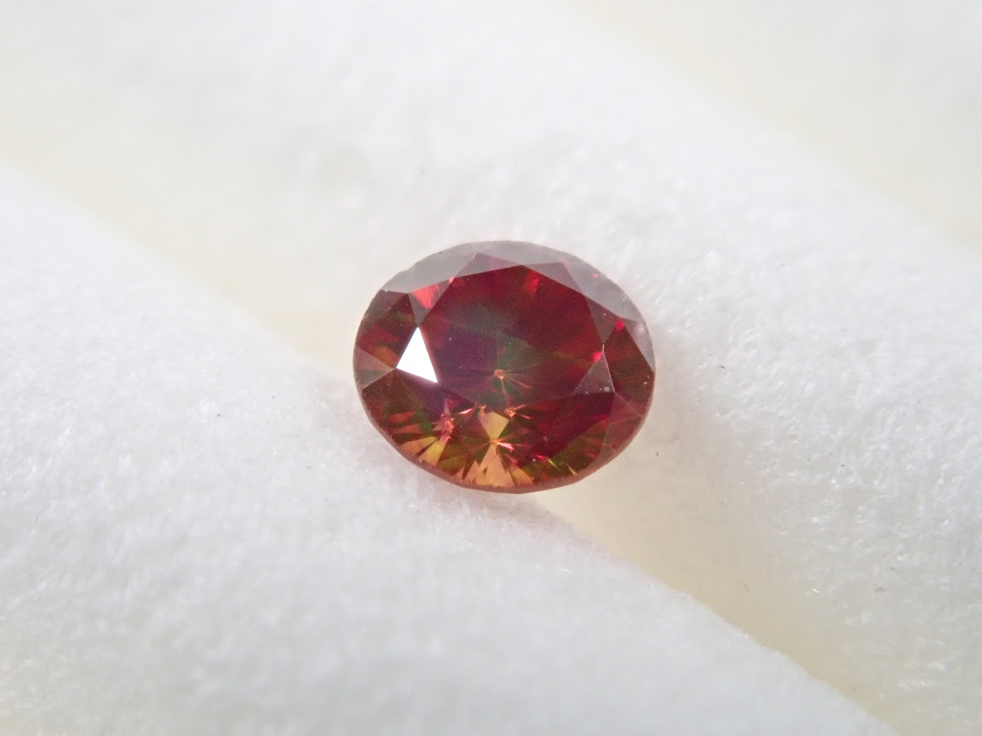 【32501458掲載】レッドダイヤモンド（トリートメント） 0.065ctルース(FANCY PURPLISH RED, VS2)