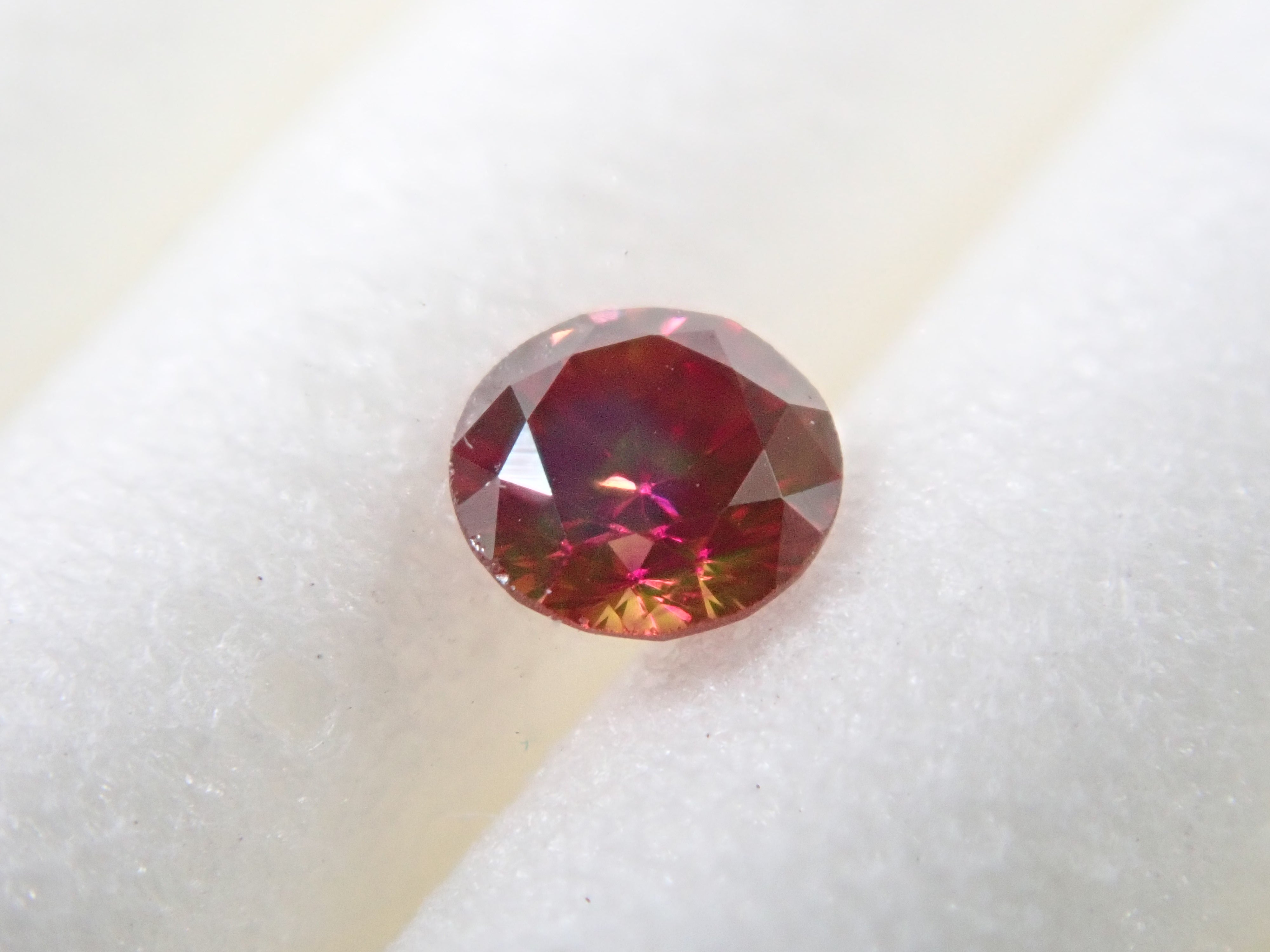 【32501458掲載】レッドダイヤモンド（トリートメント） 0.065ctルース(FANCY PURPLISH RED, VS2)