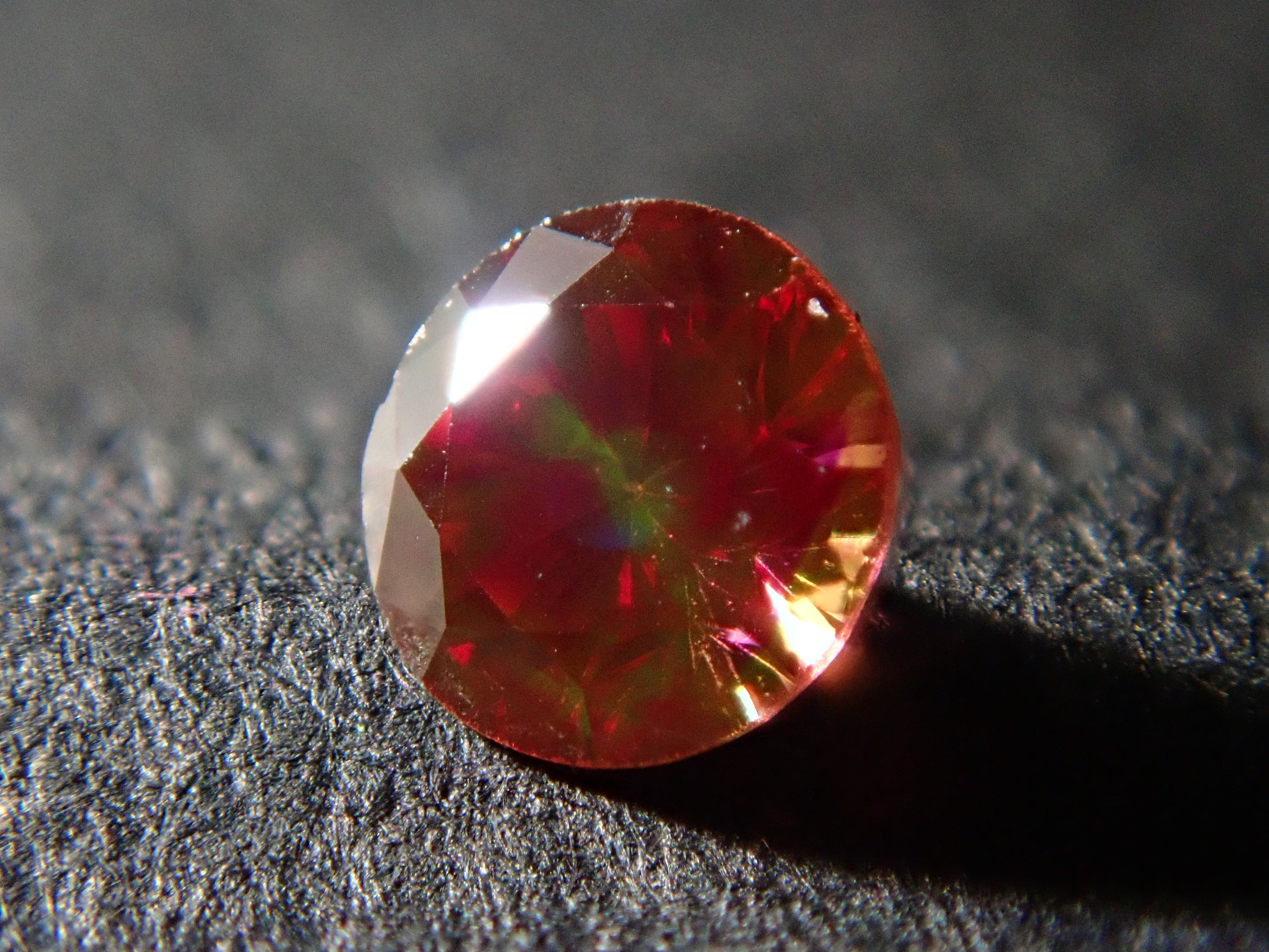レッドダイヤモンド（トリートメント）2.5mm/0.065ctルース(FANCY