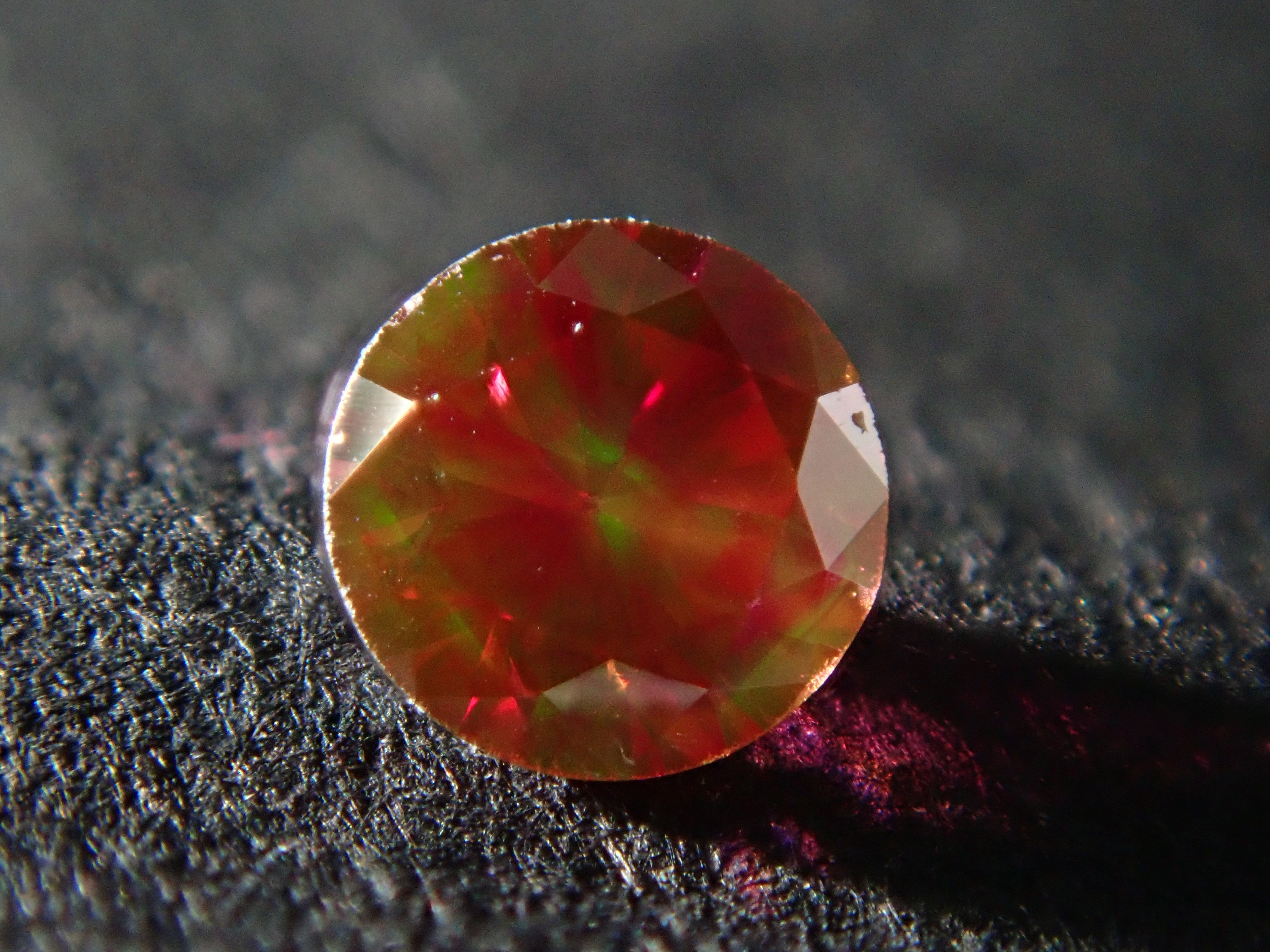 【32501458掲載】レッドダイヤモンド（トリートメント） 0.065ctルース(FANCY PURPLISH RED, VS2)