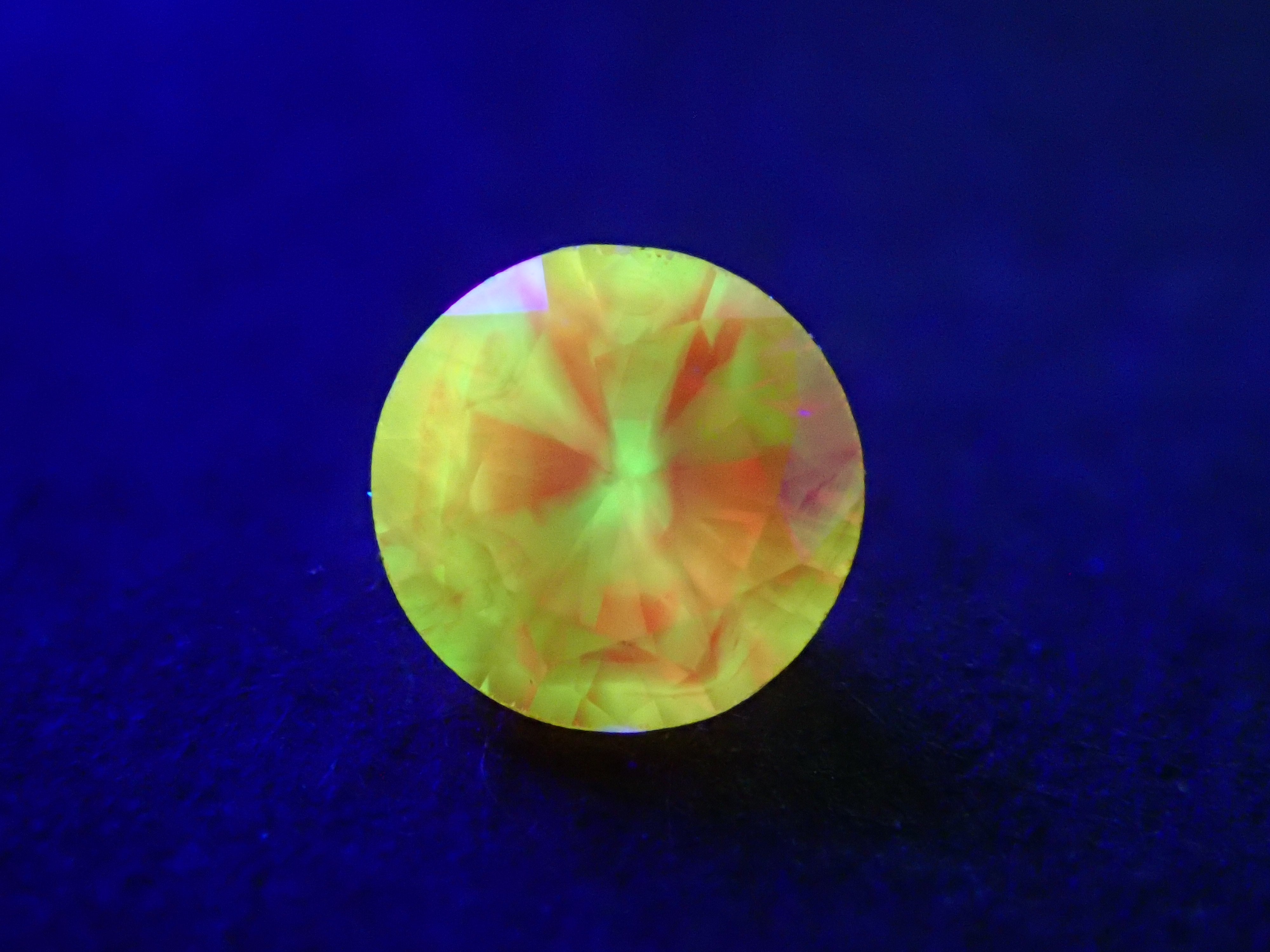 【32501458掲載】レッドダイヤモンド（トリートメント） 0.065ctルース(FANCY PURPLISH RED, VS2)