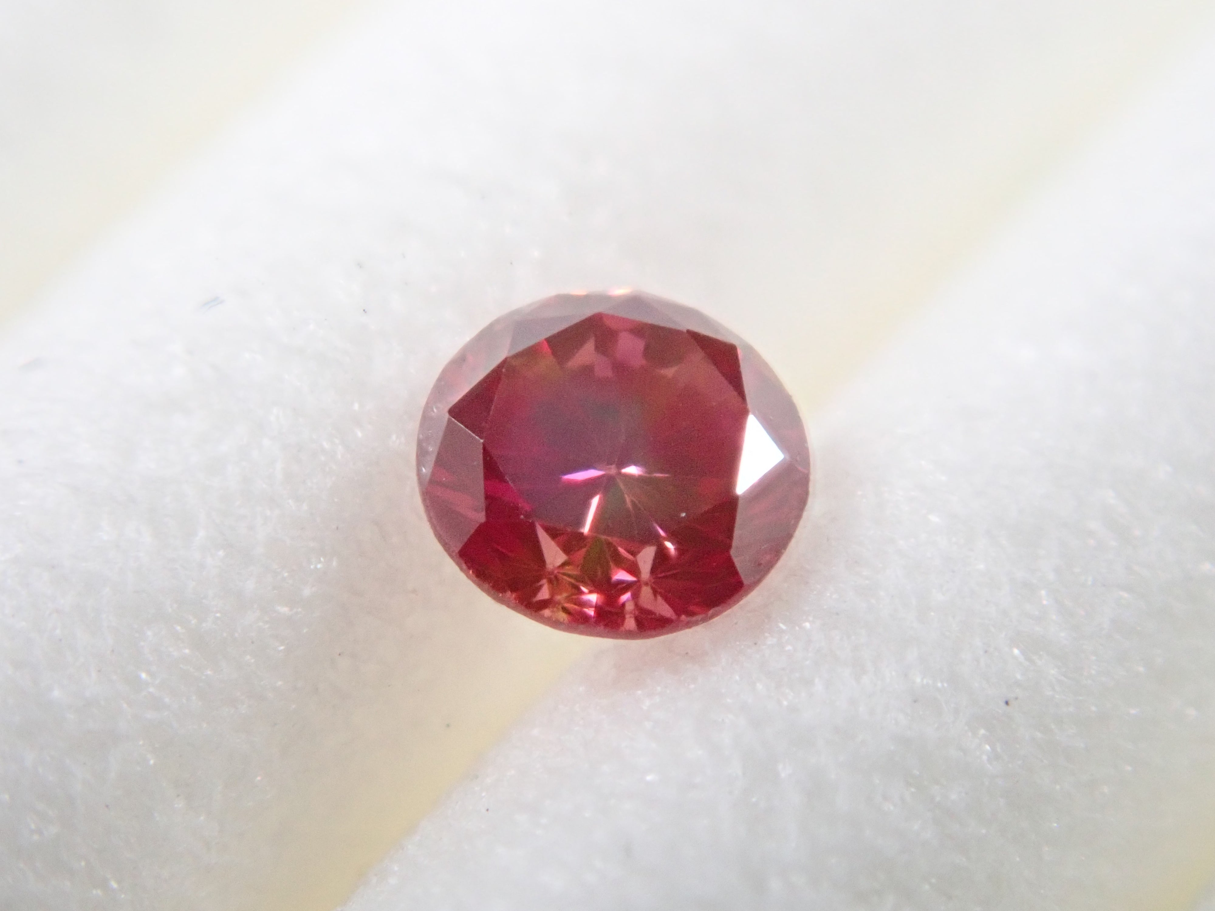 【32501459掲載】レッドダイヤモンド（トリートメント） 0.070ctルース(FANCY PURPLISH RED, VS1)