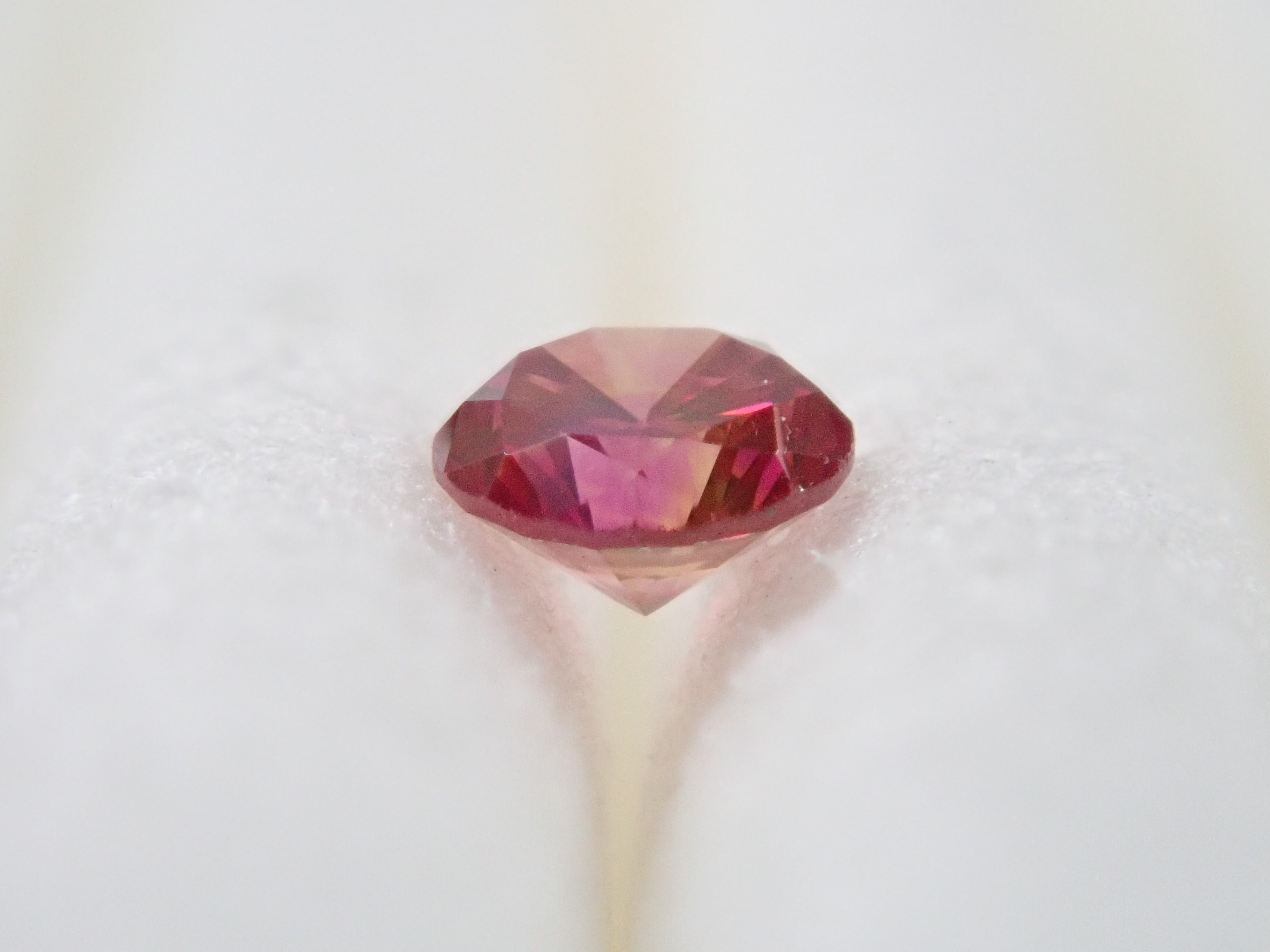 【32501459掲載】レッドダイヤモンド（トリートメント） 0.070ctルース(FANCY PURPLISH RED, VS1)