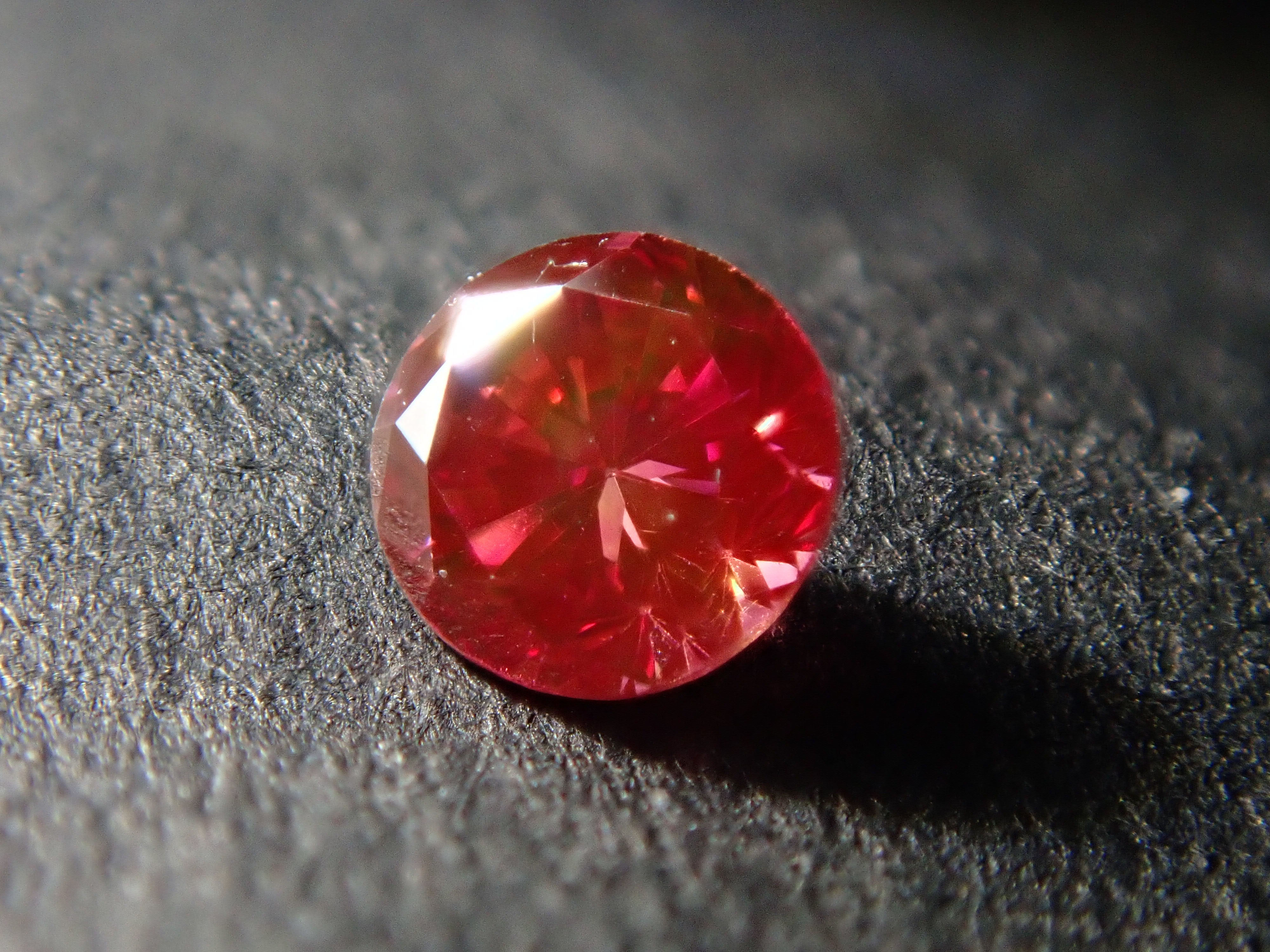 【32501459掲載】レッドダイヤモンド（トリートメント） 0.070ctルース(FANCY PURPLISH RED, VS1)