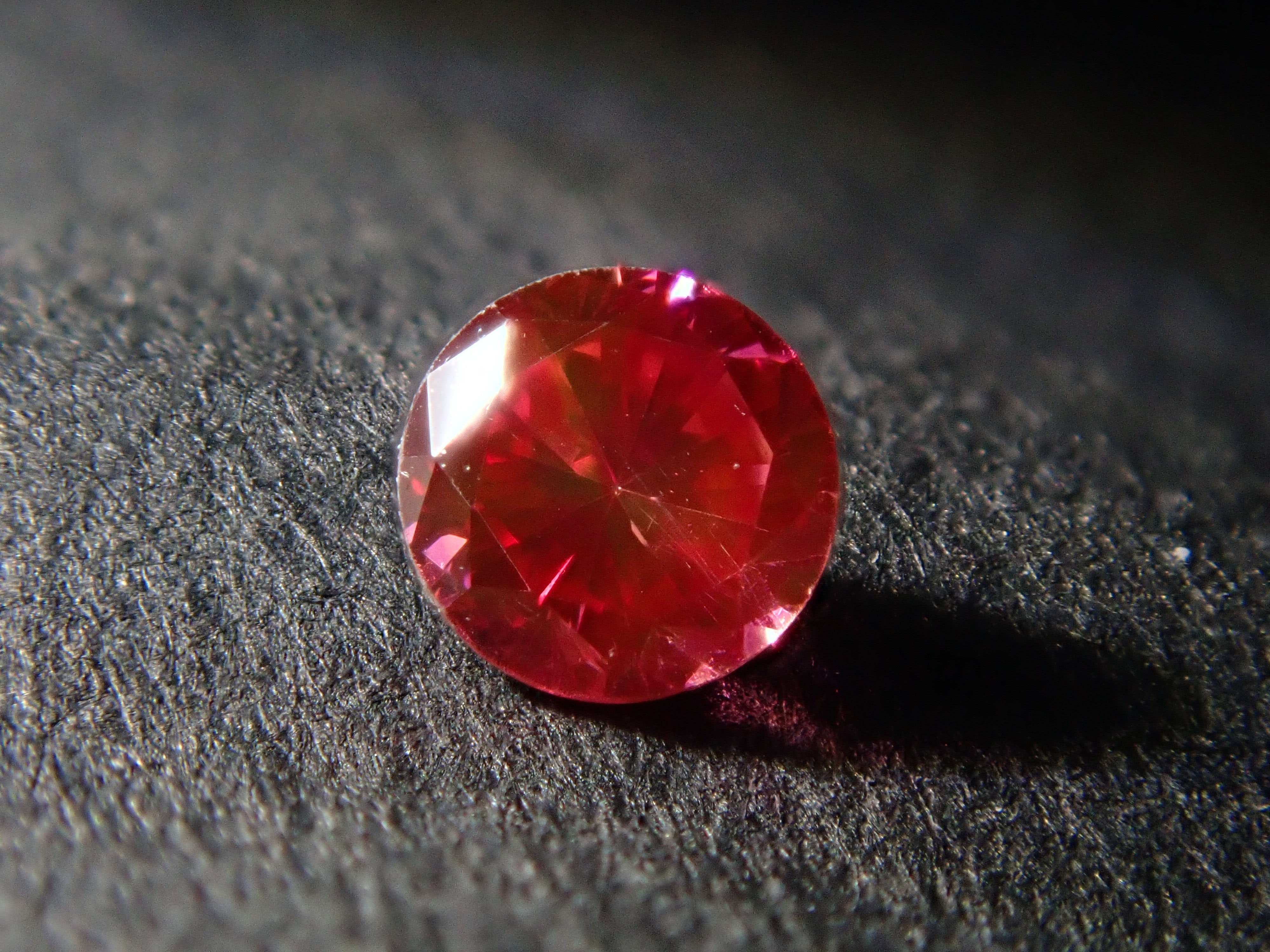 【32501459掲載】レッドダイヤモンド（トリートメント） 0.070ctルース(FANCY PURPLISH RED, VS1)