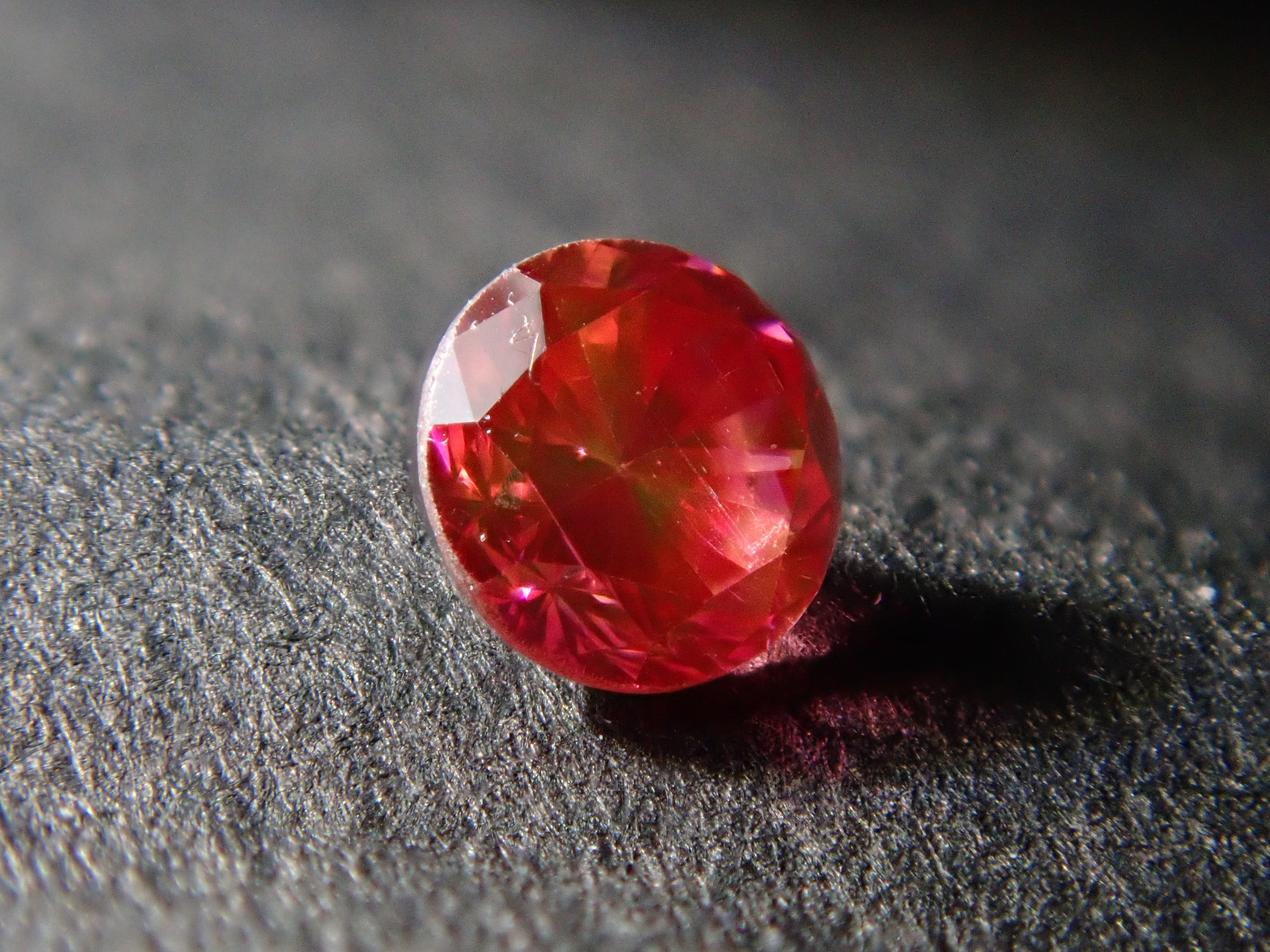 【32501459掲載】レッドダイヤモンド（トリートメント） 0.070ctルース(FANCY PURPLISH RED, VS1)