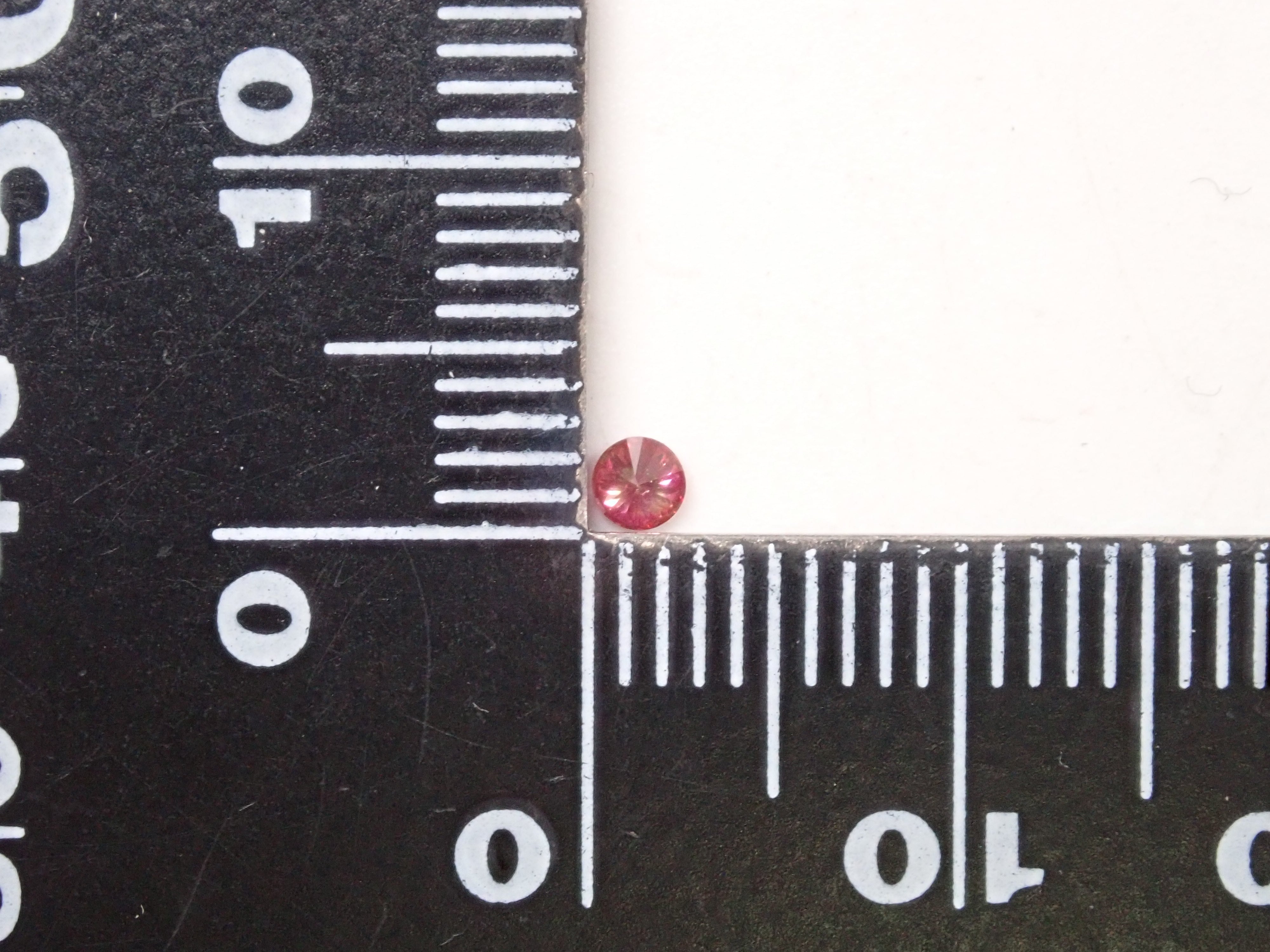 【32501459掲載】レッドダイヤモンド（トリートメント） 0.070ctルース(FANCY PURPLISH RED, VS1)