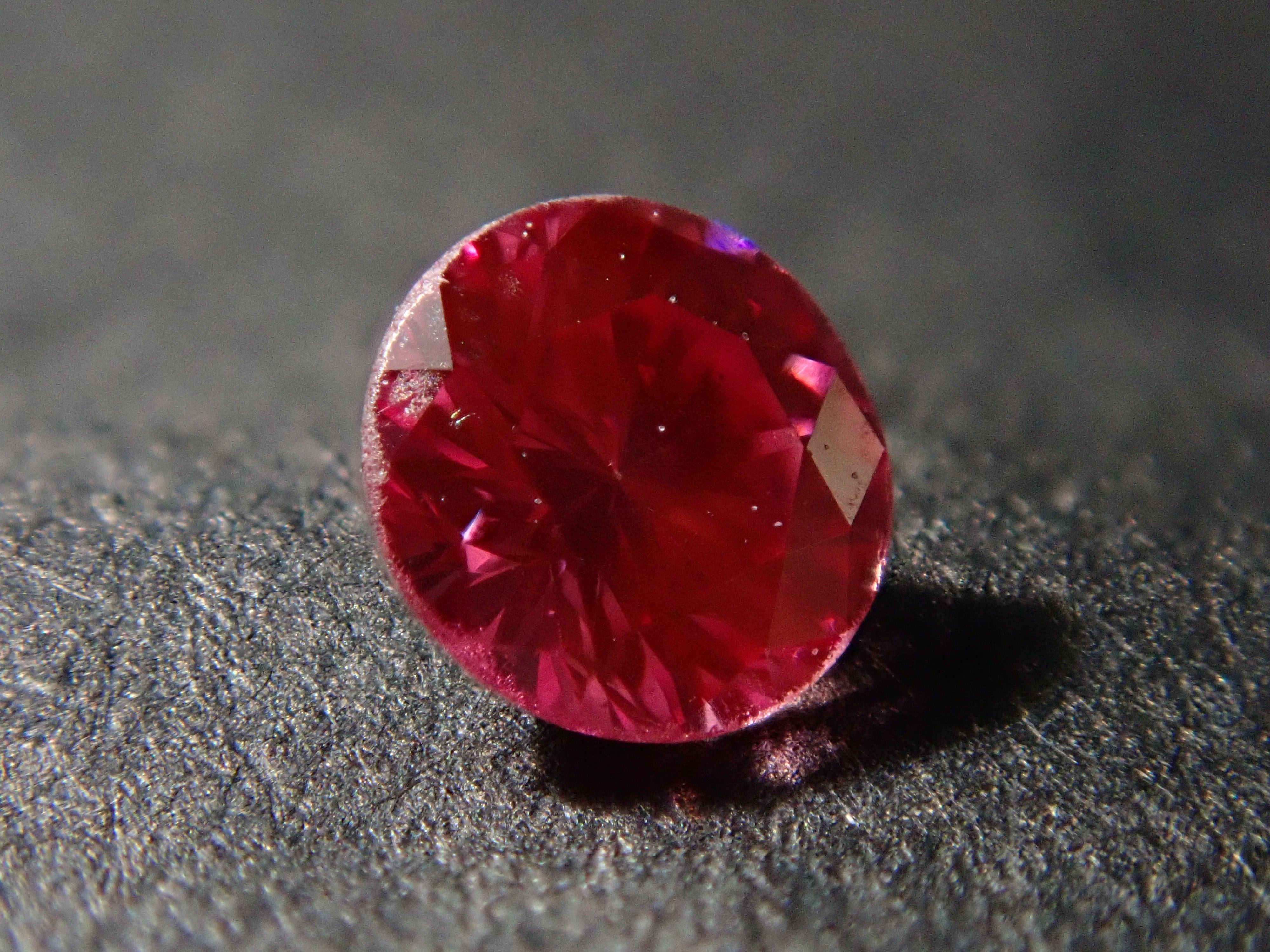 ピンクダイヤモンド（トリートメント） 0.095ctルース(FANCY PURPLISH PURPLISH PINK, SI1)
