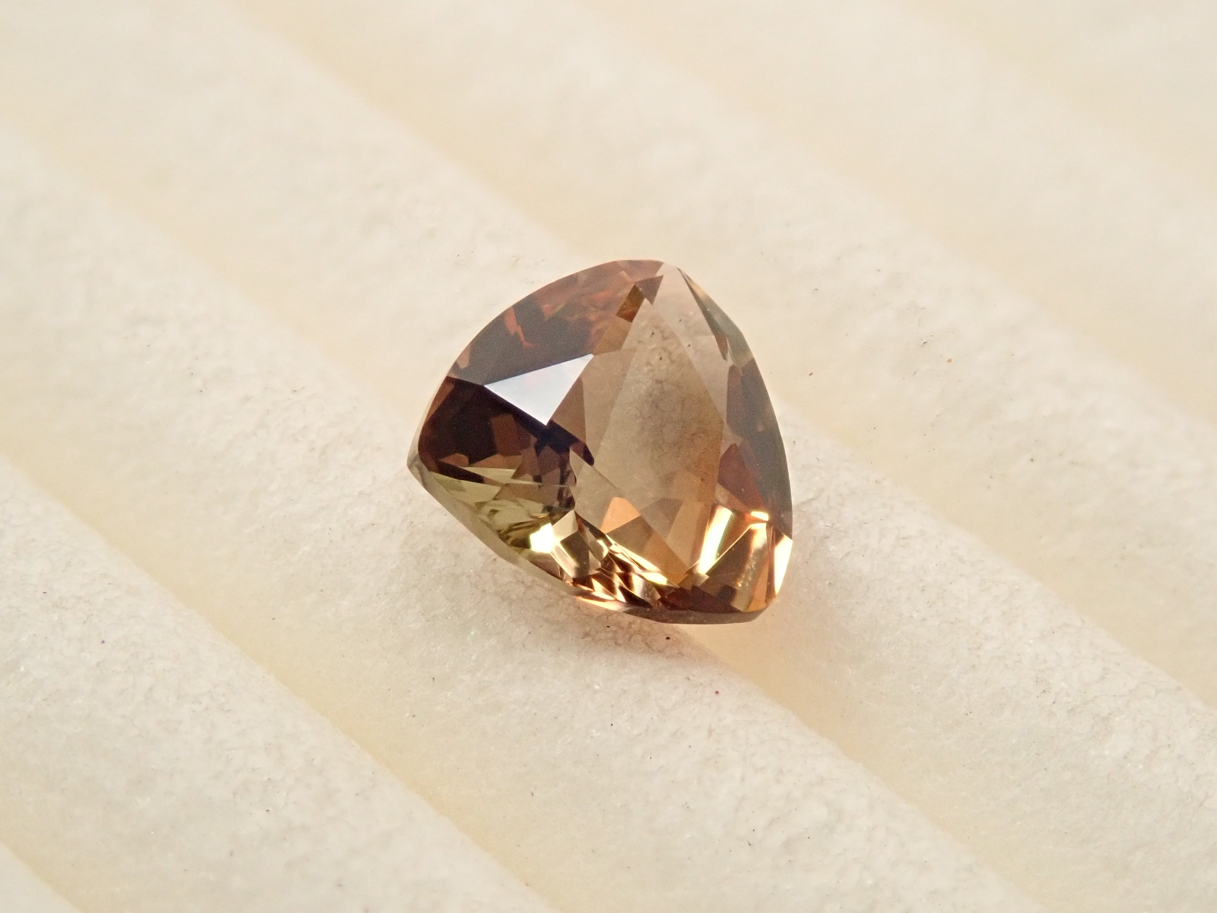 【12562937掲載】スペイン産アンダリュサイト 0.571ctルース