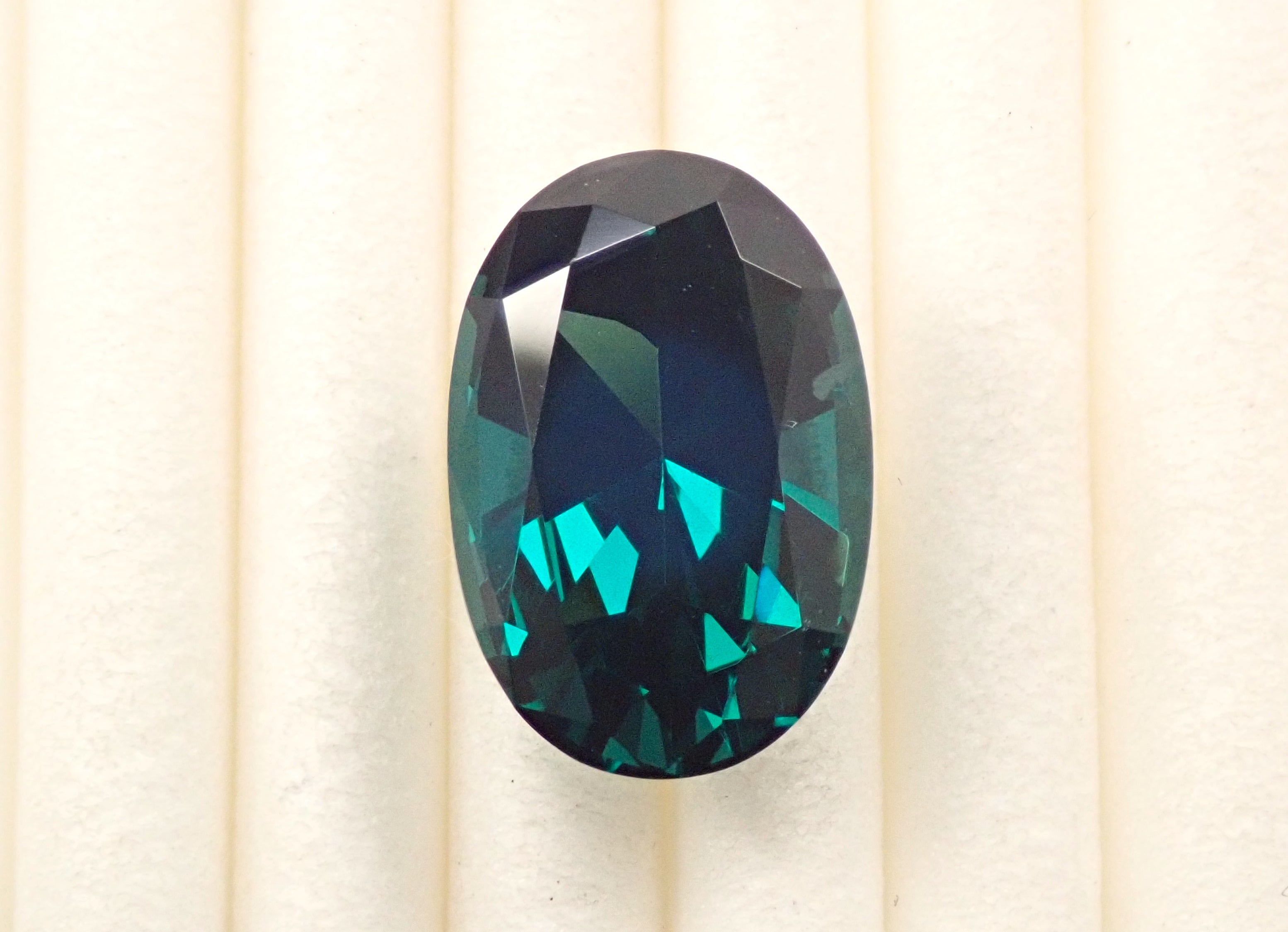 [12556589] 4.087ct loose moloxite (green apatite) from Madagascar