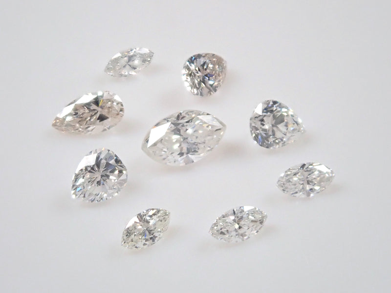 寶石扭蛋💎欖尖形切割或梨形鑽石（相當於 VS-SI 級，最大 0.16 克拉）