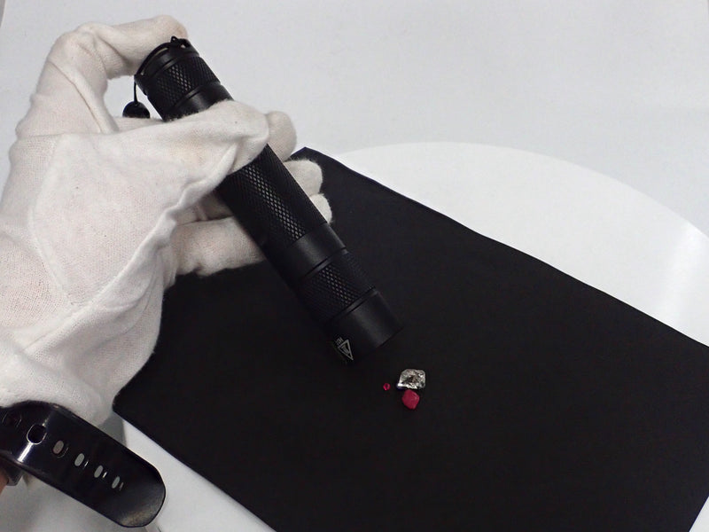 [珠寶商工具] 3 顆黑色淺色散裝（紅寶石、紅色尖晶石原石、油石英），附充電電池