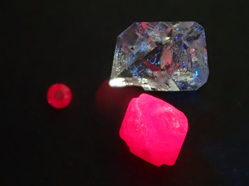 [Jeweler's Tools] 3 black light loose pieces (ruby, red spinel rough, oil-in-quartz) with rechargeable battery 