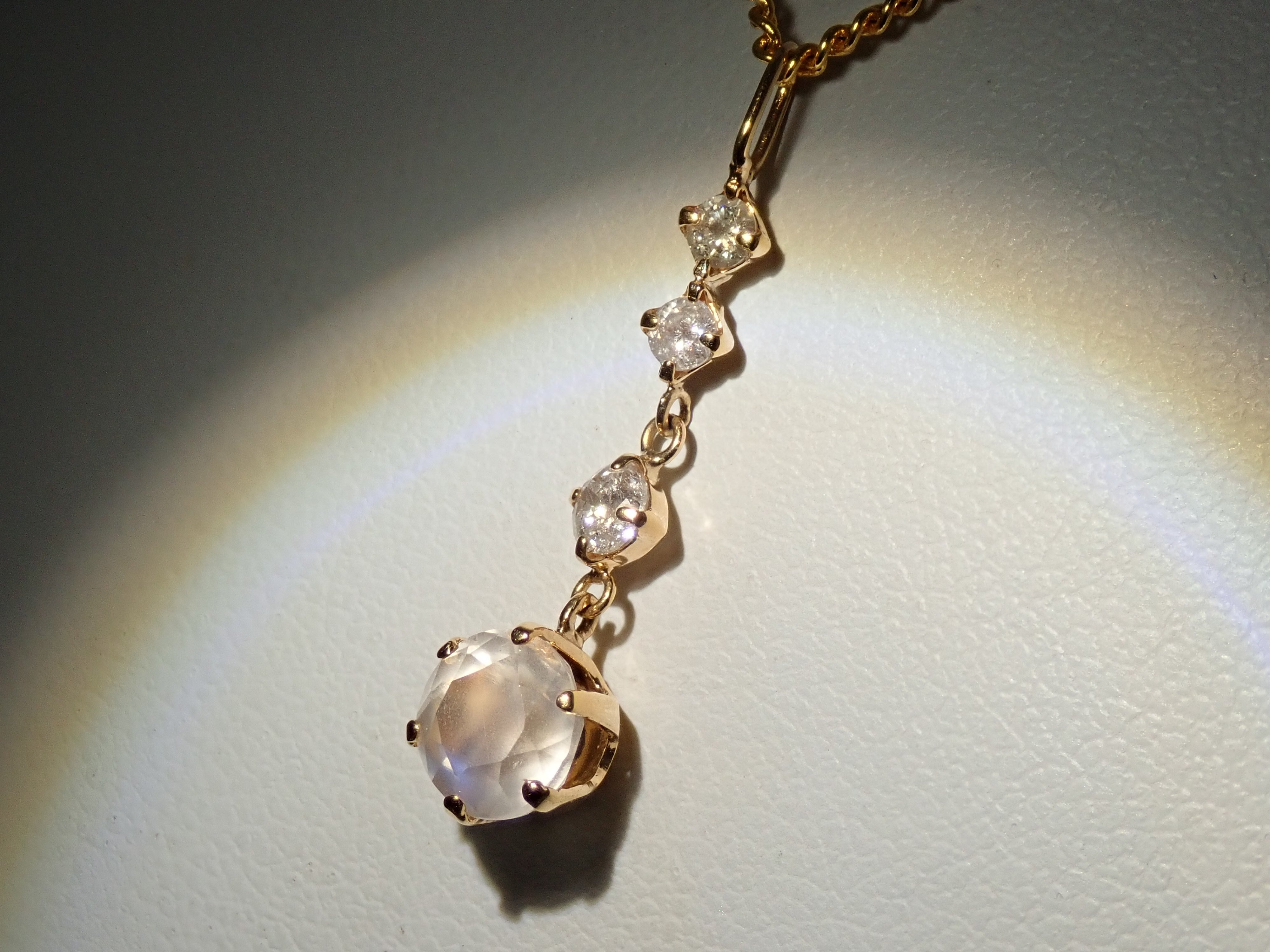 【22602614掲載】【カラフリ】K18 ペリステライト 0.66ct ペンダントトップ（ネックレストップ）