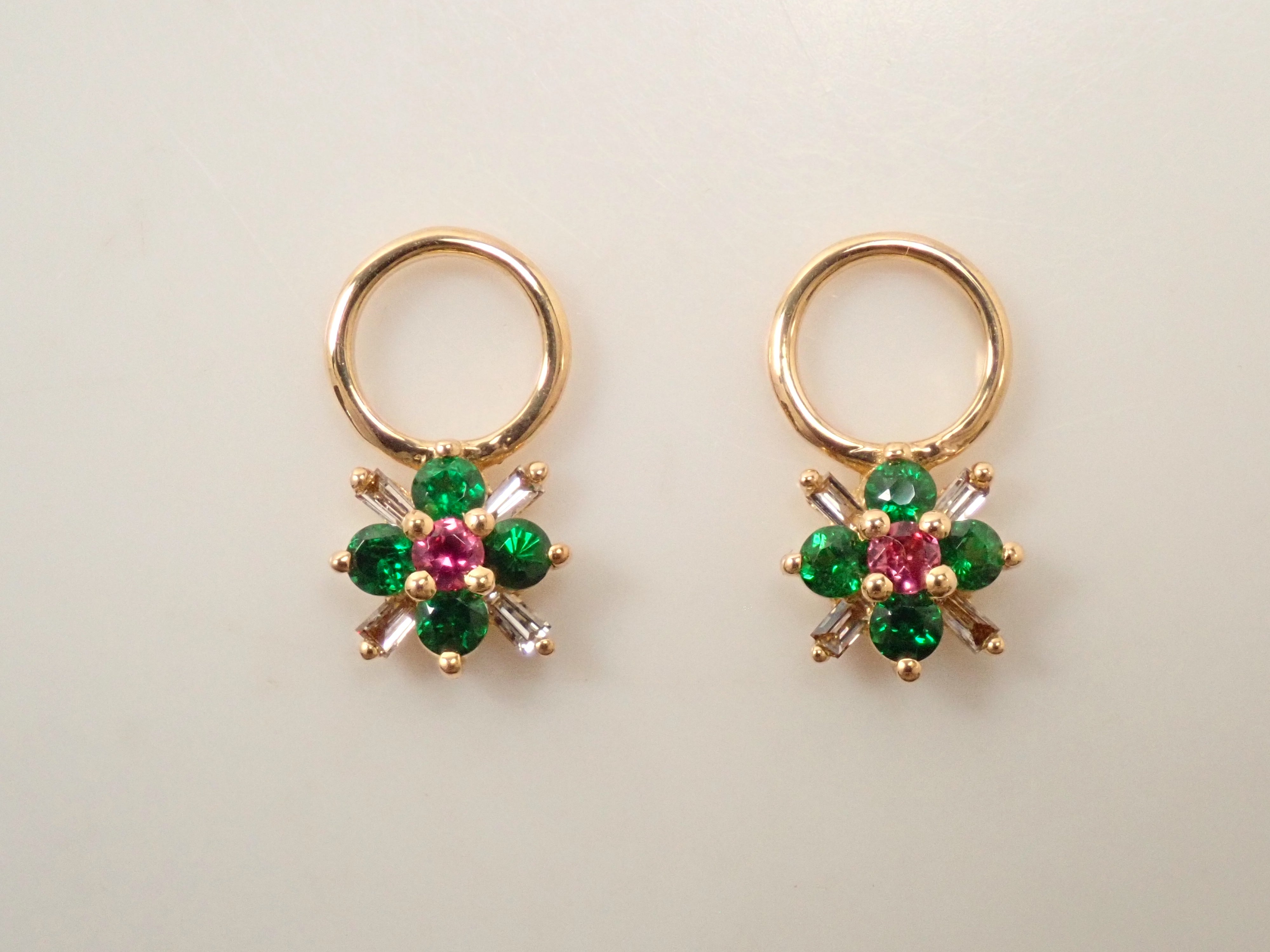 【7/21 22時販売】【カラフリ】K18 グロッシュラーガーネット 0.26ct・サファイア・ダイヤモンド チャーム 鑑別書