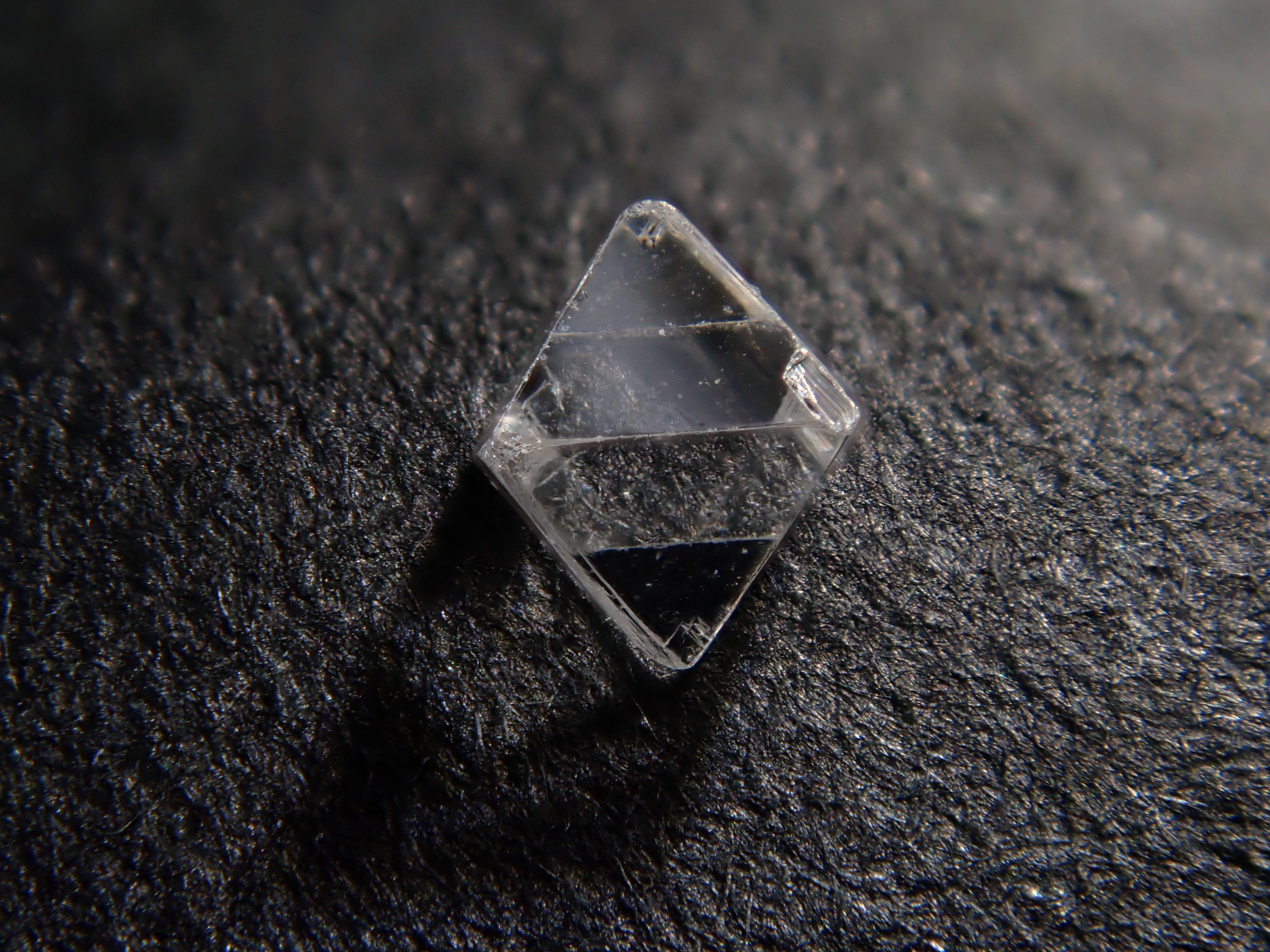 【12552779掲載】南アフリカ産ダイヤモンド原石（ソーヤブル） 0.069ct原石