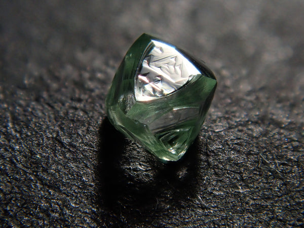 アンゴラ産グリーンダイヤモンド原石（ソーヤブル） 0.091ct原石（トライゴン）
