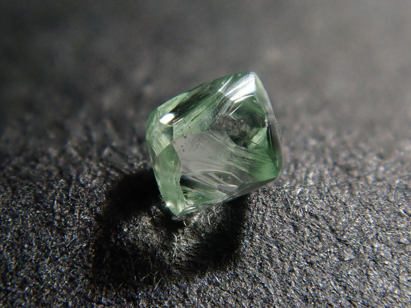 アンゴラ産グリーンダイヤモンド原石（ソーヤブル） 0.091ct原石（トライゴン）